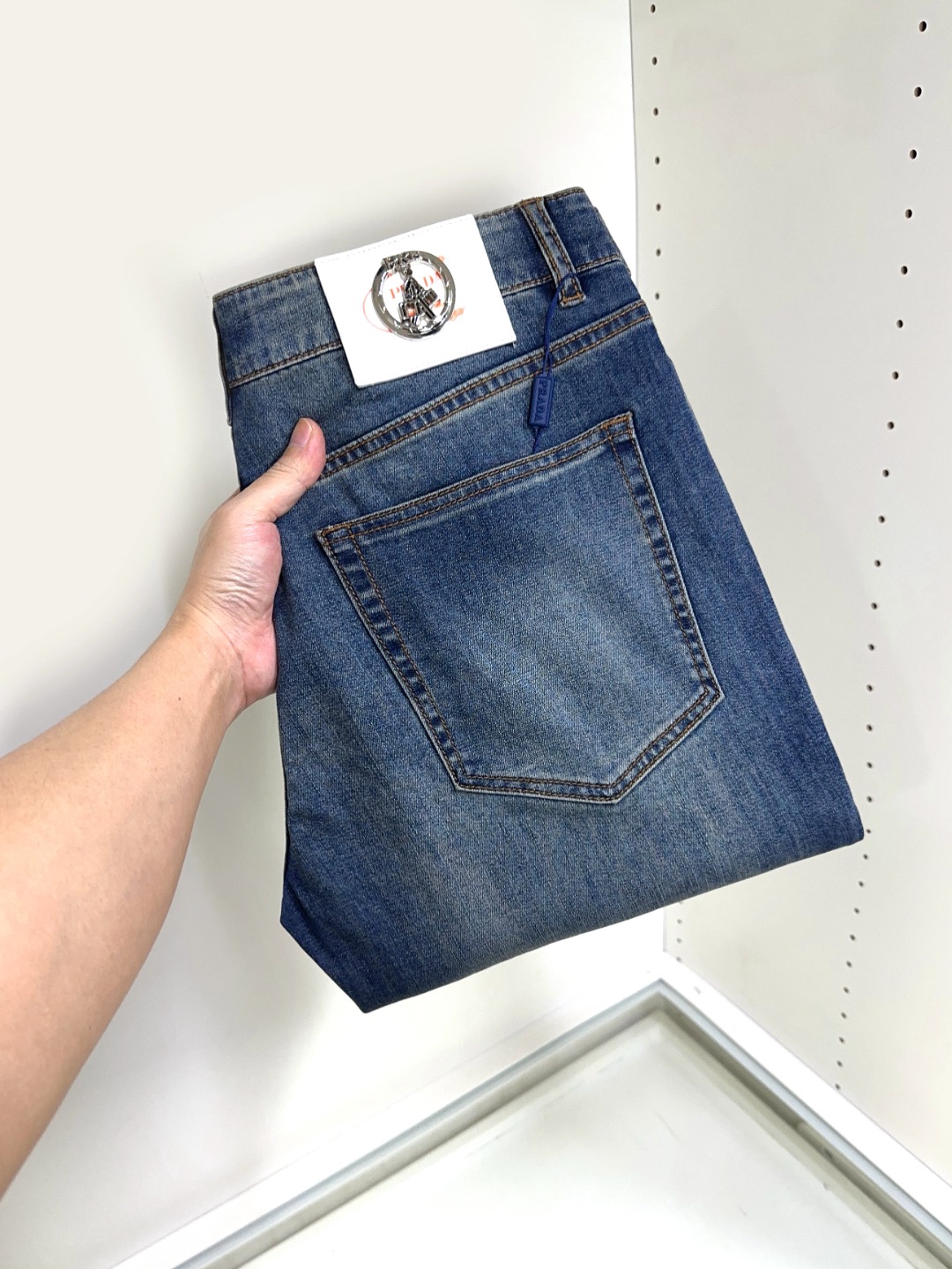 NO:443117,Prada is coming, new styles and new products are available for sale in physical stores. The original jeans in the counter are 1:1 good, suitable for all ages. The highest version of the imported European fabric in the market is comfortable, soft and skin-friendly, with super cool and fashionable and versatile effect, straight and stylish, a must-have for the wardrobe!  Suitable for any occasion Size 29-40, prada, prada, jeans, alexander wang19860909Prada 普拉达 爆款来袭 新款新品 专柜有售 实体店已极品牛仔裤专柜原版1:1好货,适合各个年龄段.市场最高版本的欧洲进口面料.舒适柔软亲肤,上身效果超级棒时尚百搭,笔挺有型,衣橱必备！适合任何场合穿着 尺码29-40,,prada,prada,jeans,alexander wang,Men's clothing