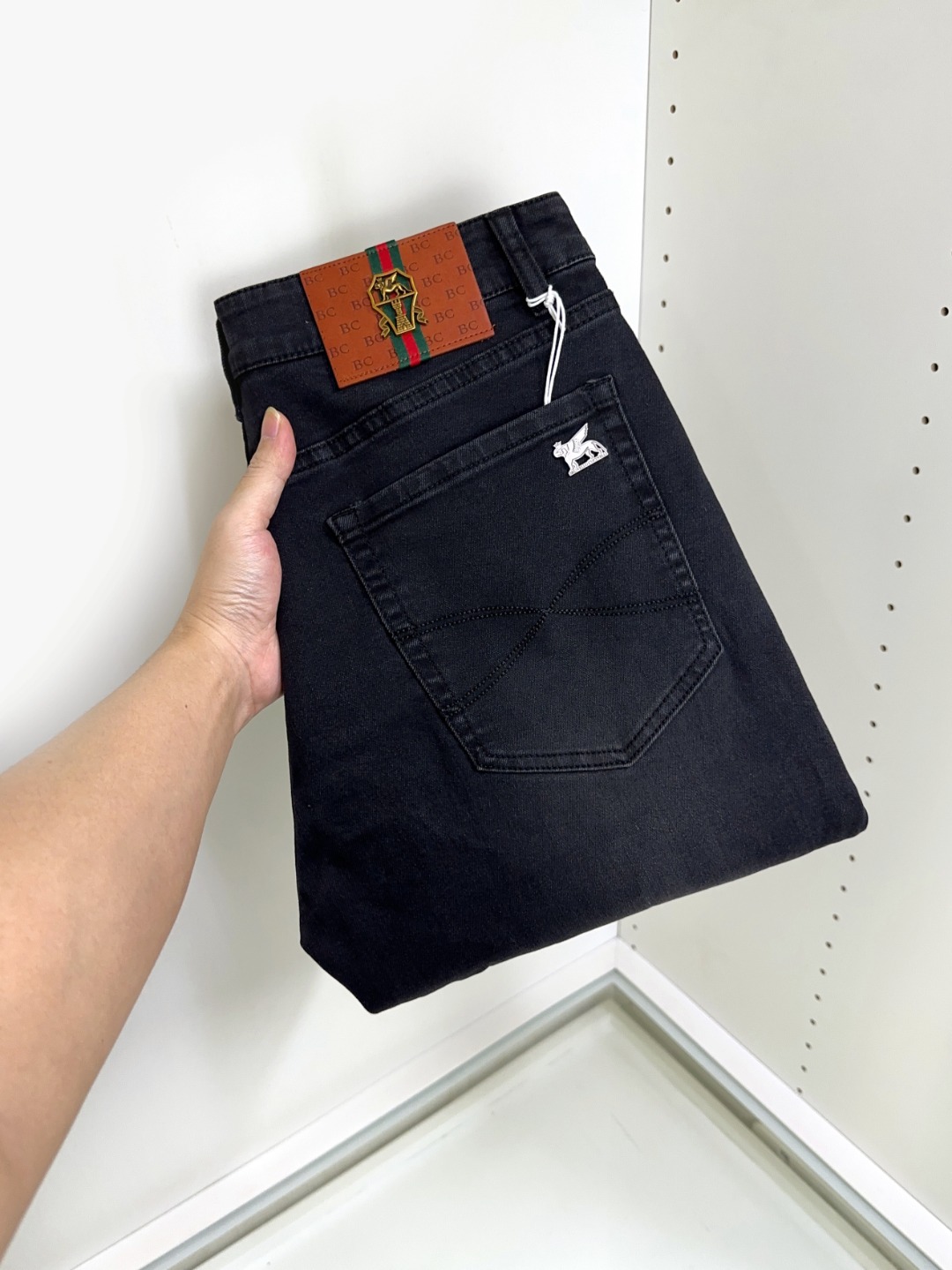 NO:443142,BC hot products are coming, new models and new products are available for sale in the counter. The physical store has the best jeans counter original 1:1, suitable for all ages. The highest version of the imported European fabric in the market is comfortable, soft and skin-friendly, with super cool and fashionable and versatile effect, straight and stylish, a must-have for the wardrobe!  Suitable for any occasion Size 29-40, jeans,alexander wang19860909BC 爆款来袭 新款新品 专柜有售 实体店已极品牛仔裤专柜原版1:1好货,适合各个年龄段.市场最高版本的欧洲进口面料.舒适柔软亲肤,上身效果超级棒时尚百搭,笔挺有型,衣橱必备！适合任何场合穿着 尺码29-40,,jeans,alexander wang,Men's clothing