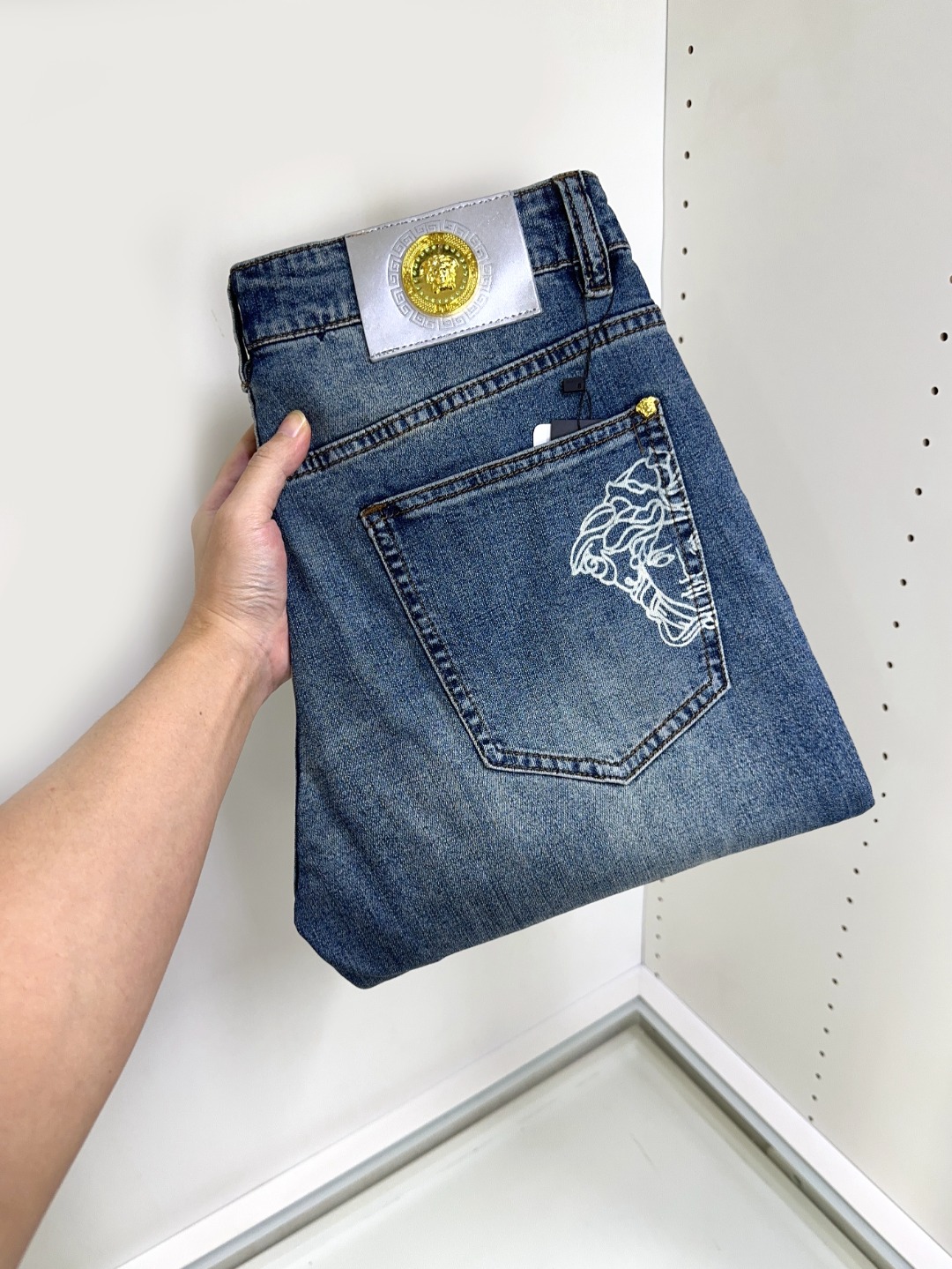 NO:443098,Versace The hot products are coming, new models and new products are available for sale in the counter. The original jeans in physical stores are already 1:1 good products for the original jeans in all ages. The highest version of the imported European fabric in the market is comfortable, soft and skin-friendly, with super cool and fashionable and versatile effect, straight and stylish, a must-have for the wardrobe!  Suitable for any occasion Size 29-40, versace, versace, jeans, alexander wang19860909Versace 范思哲 爆款来袭 新款新品 专柜有售 实体店已极品牛仔裤专柜原版1:1好货,适合各个年龄段.市场最高版本的欧洲进口面料.舒适柔软亲肤,上身效果超级棒时尚百搭,笔挺有型,衣橱必备！适合任何场合穿着 尺码29-40,,versace,versace,jeans,alexander wang,Men's clothing