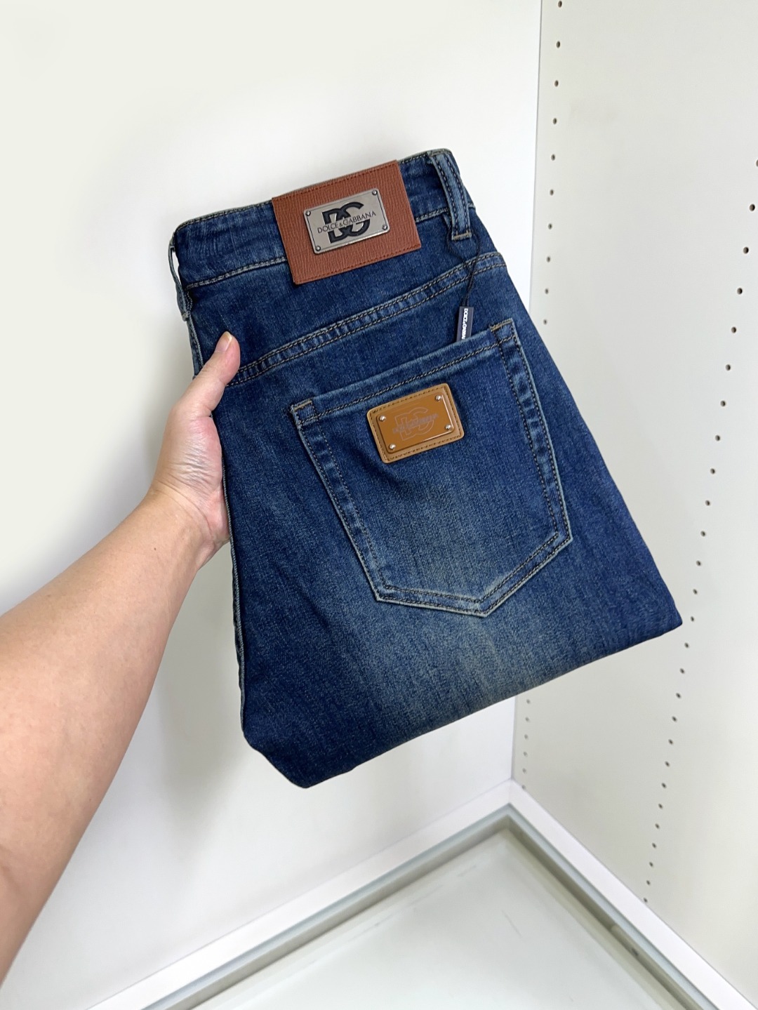 NO:443146,DG Dolce & Gabbana, hot products are coming, new products, on sale in counters, the best jeans in physical stores are available in 1:1 original product, suitable for all ages. The highest version of imported European fabrics in the market. They are comfortable, soft and skin-friendly, with super cool and fashionable and versatile upper body effect, straight and stylish, a must-have for the wardrobe!  Suitable for any occasion Size 29-40, Dolce & Gabbana, jeans, alexander wang19860909DG 杜嘉班纳 爆款来袭 新款新品 专柜有售 实体店已极品牛仔裤专柜原版1:1好货,适合各个年龄段.市场最高版本的欧洲进口面料.舒适柔软亲肤,上身效果超级棒时尚百搭,笔挺有型,衣橱必备！适合任何场合穿着 尺码29-40,,Dolce&Gabbana,jeans,alexander wang,Men's clothing