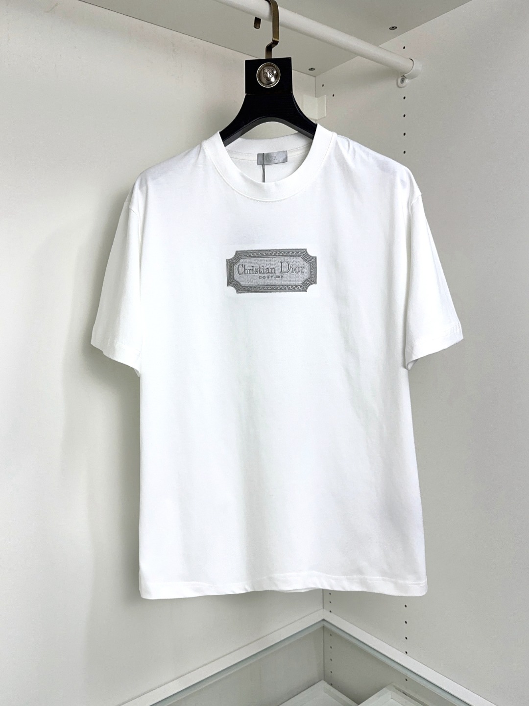 NO:452703,DIOR DIOR Pang Ge's Gospel Maximum XL can wear 200 kilograms high-end version, top round neck casual short-sleeved high-end custom versatile style, anyone can easily control it, full custom fabric craftsmanship, the latest logo design of the luxurious classic brand on the chest, very high-end, those who understand goods must enter!  The style and tailoring are slim styles, which are very exquisite, showing aura and highlighting the exquisiteness of business men. This is the unique feature, the right slim fit, and the upper body effect is very good!  Size XS-XL (counter code is equivalent to M-3XL), dior, dior, T-shirt, alexander wang19860909DIOR 迪奥 胖哥福音最大XL可穿200斤高版本 顶级圆领休闲短袖高级定制百搭款式 任何人都可以轻松驾驭 面料全订制工艺 胸前奢华经典品牌最新logo设计,非常显档次懂货的必须入！版型剪裁属于修身款 非常精致,显气场,又会凸显商务男士的精致,这就是独到之处,恰到好处的修身,上身效果非常赞！尺码XS-XL（专柜码等同M-3XL）,,dior,dior,T-shirt,alexander wang,Men's clothing