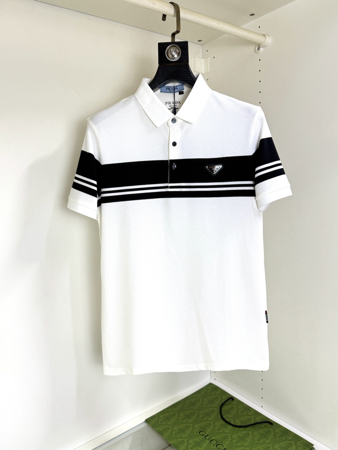 NO:492430,Prada Prada Pang Ge Gospel Maximum 4XL can wear 200 catties summer new versatile fashion Polo lapel business short sleeves Xinjiang long velvet cotton fabric soft comfortable and breathable brand element design concept reflects high quality. It feels delicate and soft!  It is casually cut, with a great upper body style!  Code number M-4XL, prada, prada, T-shirt, alexander wang19860909Prada 普拉达 胖哥福音最大4XL可穿200斤夏款新款百搭时尚Polo翻领商务短袖 新疆长绒棉 面料柔软舒适透气 品牌元素设计理念,体现高品质.手感细腻柔软！呈现休闲裁剪,上身版型超赞！ 码数M-4XL,,prada,prada,T-shirt,alexander wang,Men's clothing