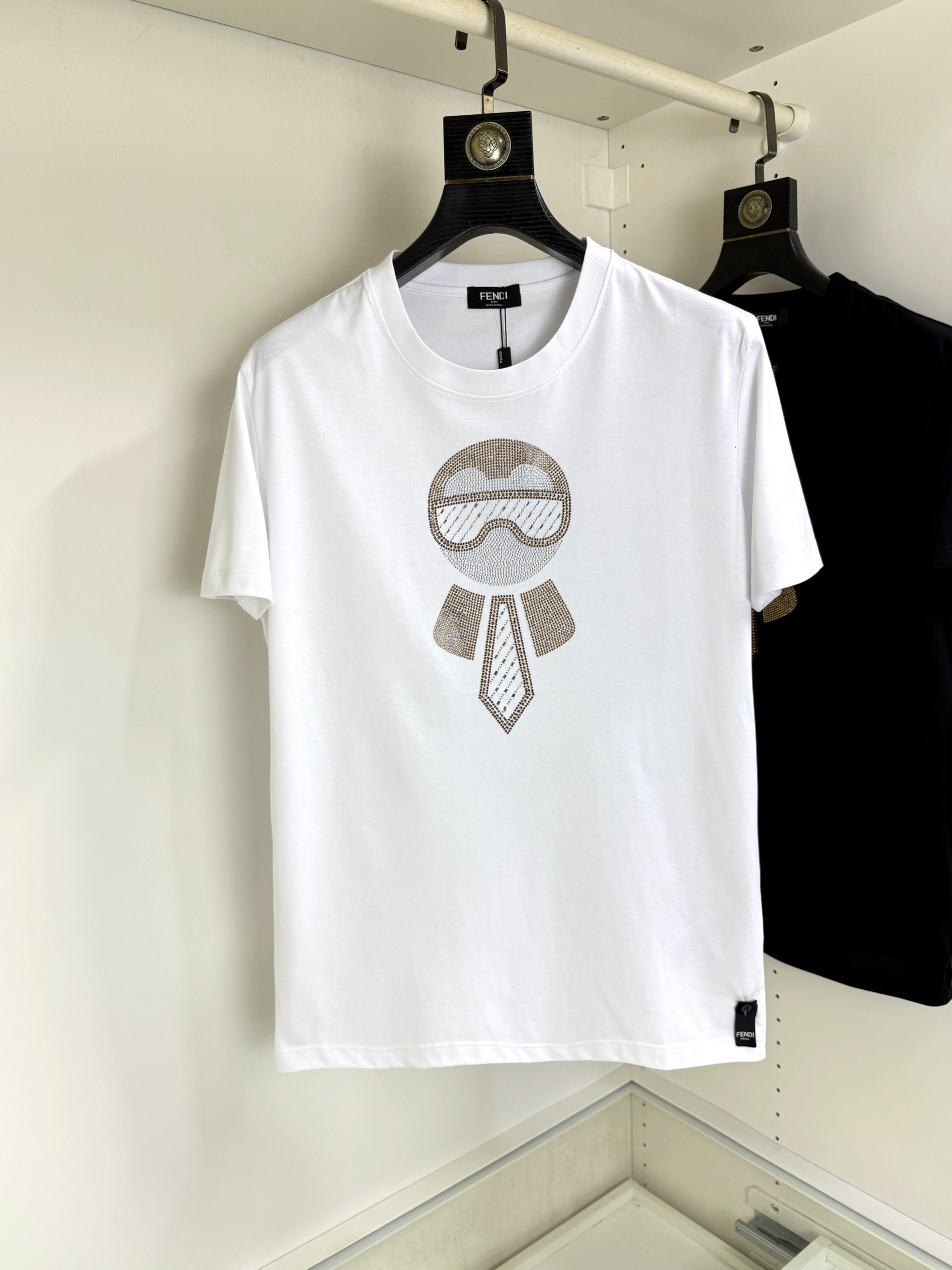 NO:514999,Fendi Fendi Fat Brother Gospel 4XL wears 200 catties, top-quality round neck, casual short-sleeved high-end custom versatile style, anyone can easily control it, full-customized fabric craftsmanship, the latest logo design of luxury classic brand on the chest, very high-end, those who understand goods must enter!  The style and tailoring are slim styles, which are very exquisite, showing aura and highlighting the exquisiteness of business men. This is the unique feature, the right slim fit, and the upper body effect is very good!  Size M-4XL, fendi, fendi, T-shirt, alexander wang19860909Fendi芬迪胖哥福音4XL穿200斤 顶级圆领休闲短袖高级定制百搭款式 任何人都可以轻松驾驭 面料全订制工艺 胸前奢华经典品牌最新logo设计,非常显档次懂货的必须入！版型剪裁属于修身款 非常精致,显气场,又会凸显商务男士的精致,这就是独到之处,恰到好处的修身,上身效果非常赞！尺码M-4XL,,fendi,fendi,T-shirt,alexander wang,Men's clothing