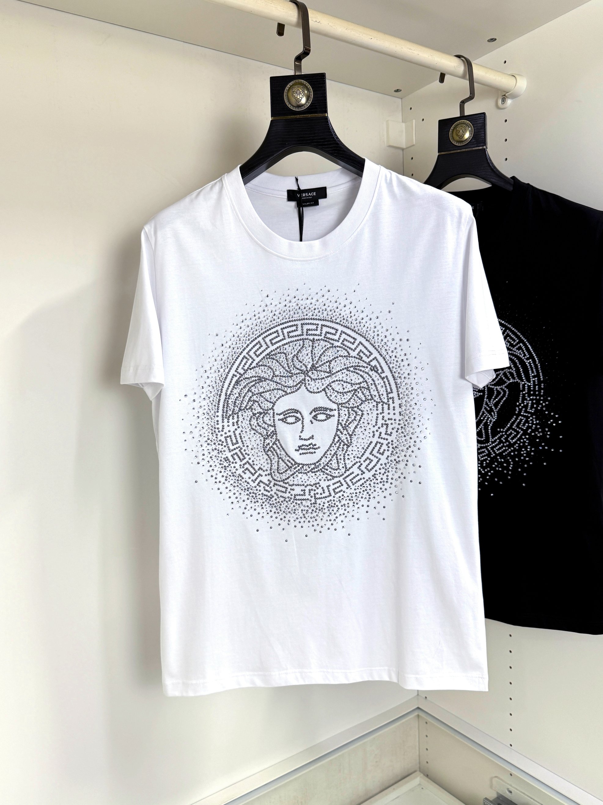 NO:470049,Versace Fat Brother Gospel Max 4XL wears 210 catties top-grade round neck fashionable business short sleeves, high-end custom versatile styles, anyone can easily control the fabric, full customization and craftsmanship, the latest logo design of the luxurious classic brand on the chest, which is very high-end and must be entered if you understand the goods!  The style and tailoring are slim styles, which are very exquisite, showing aura and highlighting the exquisiteness of business men. This is the unique feature, the right slim fit, and the upper body effect is very good!  Size M-4XL, maximum wear 210 catties. Please report your height and weight to place an order., versace, versace, T-shirt, alexander wang19860909Versace 范思哲 胖哥福音最大4XL穿210斤顶级圆领时尚商务短袖 高级定制百搭款式 任何人都可以轻松驾驭 面料全订制工艺 胸前奢华经典品牌最新logo设计,非常显档次懂货的必须入！版型剪裁属于修身款 非常精致,显气场,又会凸显商务男士的精致,这就是独到之处,恰到好处的修身,上身效果非常赞！尺码M-4XL 最大穿210斤.请报身高体重下单.,,versace,versace,T-shirt,alexander wang,Men's clothing