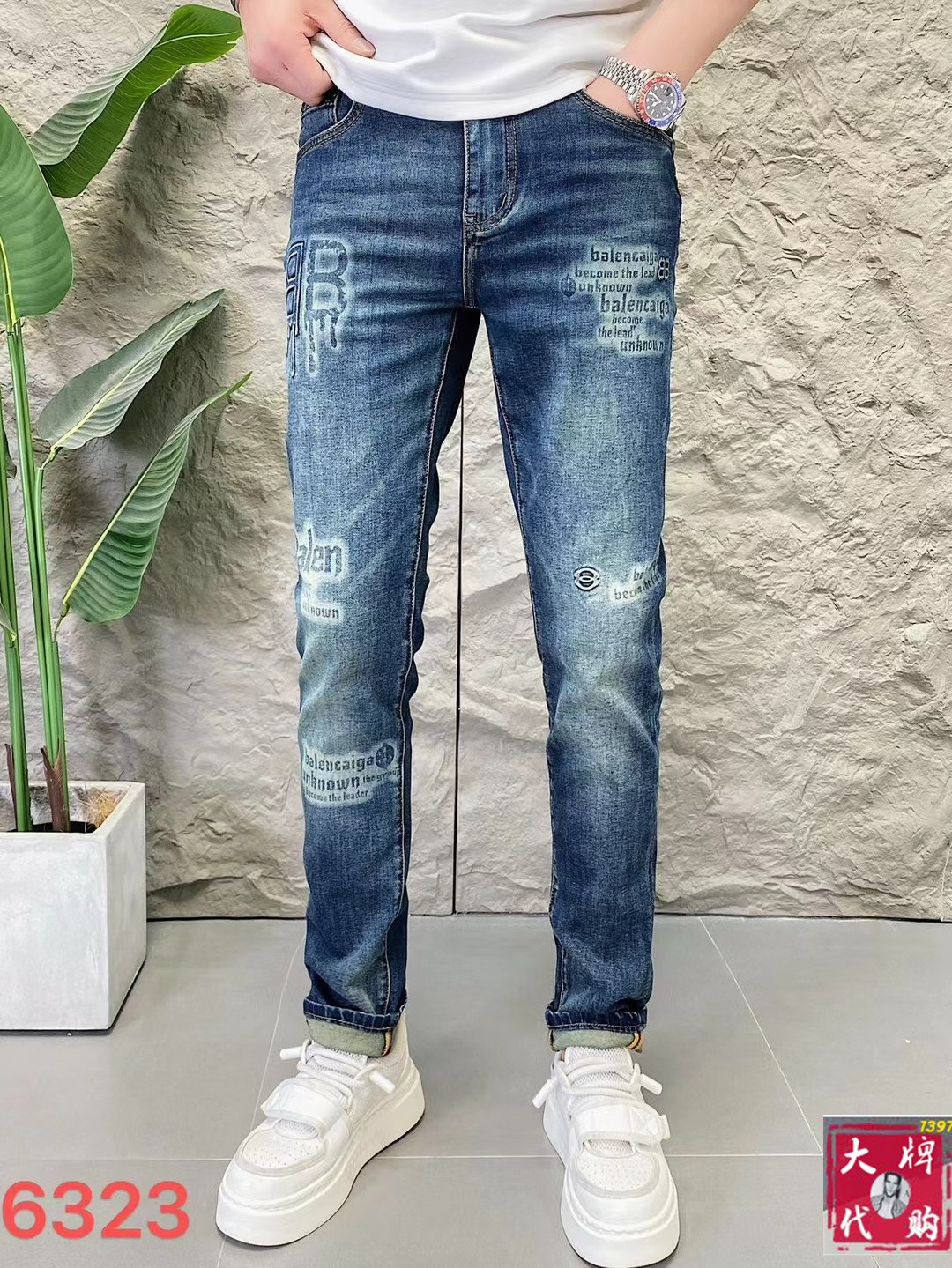 NO:450869,Balenciaga men's jeans original original cloth original wash water!  Imported original wash elastic fabrics, complex handicrafts superimposed, any wash process will become a completely different color effect after a few more seconds, so it is more precious, especially long-lasting and odor-resistant... Use the best tannin elastic texture, genuine leather leather cards, high-quality metal accessories... to create a unique and original jeans style!  Original hardware and accessories, super positive style, comfortable and breathable, extremely high grade, counter quality, and handsome upper body. Number of 29-38,,balenciaga,jeans,alexander wang19860909巴黎世家 男士牛仔裤原厂原布原洗水！进口原版水洗弹力面料,复杂的手工艺叠加,任何一个洗水环节多停留几秒都会变成完全不一样的颜色效果,所以越加珍贵,特别持久、耐味…… 选用上乘的丹宁弹力质感,真皮皮牌、高定的金属辅料……打造出独特及原创的牛仔裤款型！原版五金辅料,版型超正,舒适透气,档次极高,专柜品质,上身帅气十足. 码数29-38,,balenciaga,jeans,alexander wang,Men's clothing