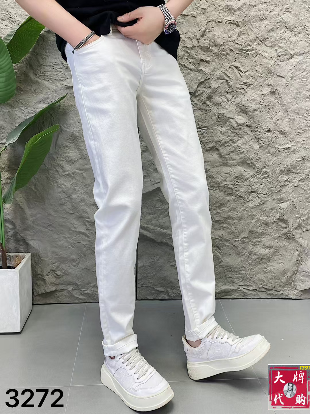 NO:450877,Moncler jeans with original original cloth and original wash water for men!  Imported original wash elastic fabrics, complex handicrafts superimposed, any wash process will become a completely different color effect after a few more seconds, so it is more precious, especially long-lasting and odor-resistant... Use the best tannin elastic texture, genuine leather leather cards, high-quality metal accessories... to create a unique and original jeans style!  Original hardware accessories, super positive style, comfortable and breathable, extremely high grade, counter quality, and handsome upper body. Number of 29-38, Moncler, jeans, alexander wang19860909Moncler 蒙口 男士牛仔裤原厂原布原洗水！进口原版水洗弹力面料,复杂的手工艺叠加,任何一个洗水环节多停留几秒都会变成完全不一样的颜色效果,所以越加珍贵,特别持久、耐味…… 选用上乘的丹宁弹力质感,真皮皮牌、高定的金属辅料……打造出独特及原创的牛仔裤款型！原版五金辅料,版型超正,舒适透气,档次极高,专柜品质,上身帅气十足. 码数29-38,,Moncler,jeans,alexander wang,Men's clothing