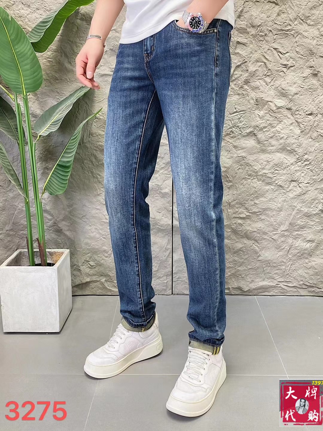 NO:450882,Balenciaga men's jeans original original cloth original washing water!  Imported original wash elastic fabrics, complex handicrafts superimposed, any wash process will become a completely different color effect after a few more seconds, so it is more precious, especially long-lasting and odor-resistant... Use the best tannin elastic texture, genuine leather leather cards, high-quality metal accessories... to create a unique and original jeans style!  Original hardware accessories, super positive style, comfortable and breathable, extremely high grade, counter quality, and handsome upper body. Number of 29-38,,balenciaga,jeans,alexander wang19860909巴黎世家 男士牛仔裤原厂原布原洗水！进口原版水洗弹力面料,复杂的手工艺叠加,任何一个洗水环节多停留几秒都会变成完全不一样的颜色效果,所以越加珍贵,特别持久、耐味…… 选用上乘的丹宁弹力质感,真皮皮牌、高定的金属辅料……打造出独特及原创的牛仔裤款型！原版五金辅料,版型超正,舒适透气,档次极高,专柜品质,上身帅气十足. 码数29-38,,balenciaga,jeans,alexander wang,Men's clothing