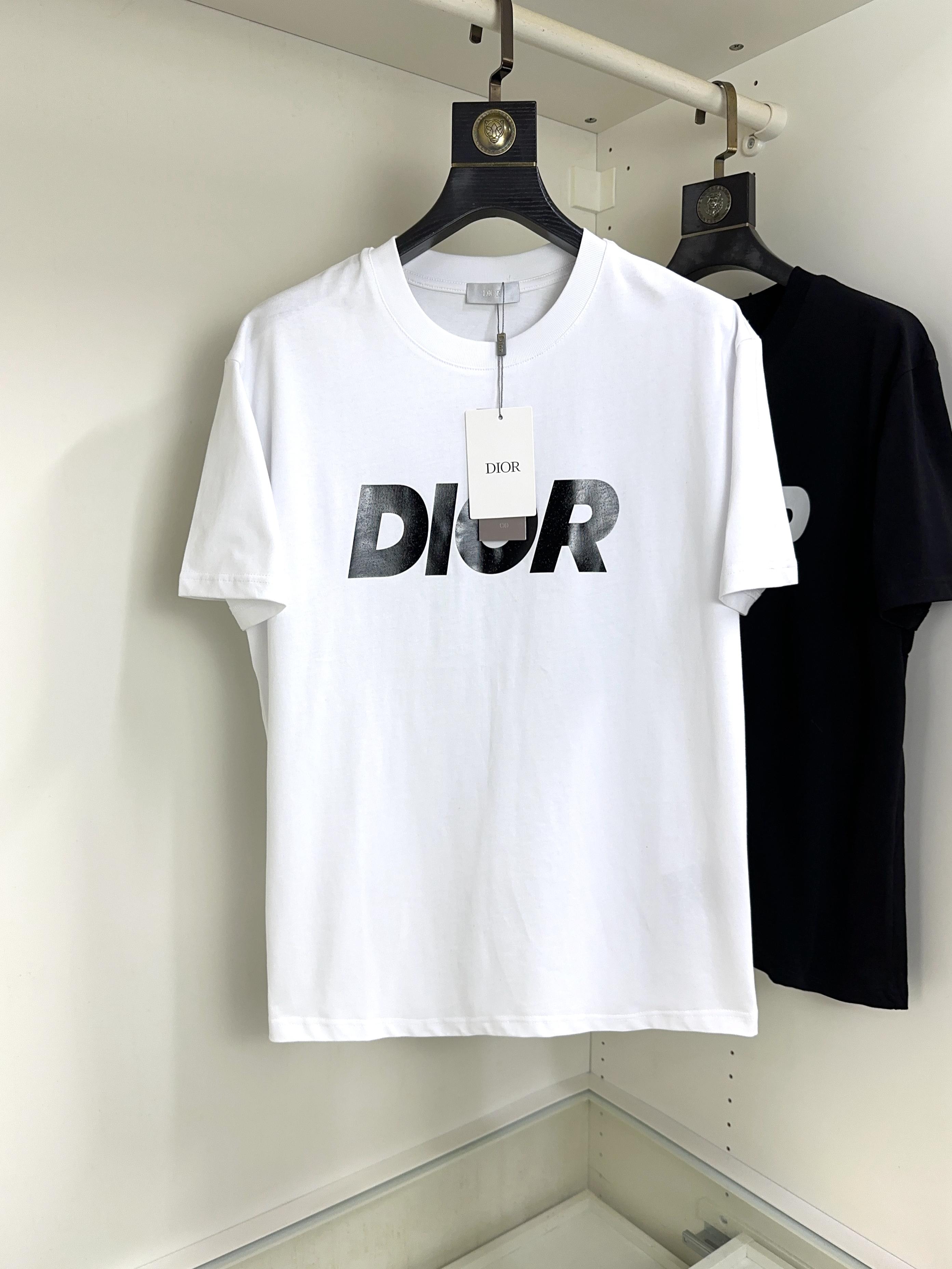 NO:472689,DIOR Top round neck, casual short-sleeved high-end custom versatile styles, anyone can easily control the fabric, fully customized craftsmanship, the latest logo design of the luxurious classic brand on the chest, which is very high-end and those who understand goods must enter!  The style and tailoring are slim styles, which are very exquisite, showing aura and highlighting the exquisiteness of business men. This is the unique feature, the right slim fit, and the upper body effect is very good!  Size S-XL can wear 190 catties,dior,dior,T-shirt,alexander wang19860909DIOR 迪奥 顶级圆领休闲短袖高级定制百搭款式 任何人都可以轻松驾驭 面料全订制工艺 胸前奢华经典品牌最新logo设计,非常显档次懂货的必须入！版型剪裁属于修身款 非常精致,显气场,又会凸显商务男士的精致,这就是独到之处,恰到好处的修身,上身效果非常赞！尺码S-XL 可穿190斤,,dior,dior,T-shirt,alexander wang,Men's clothing