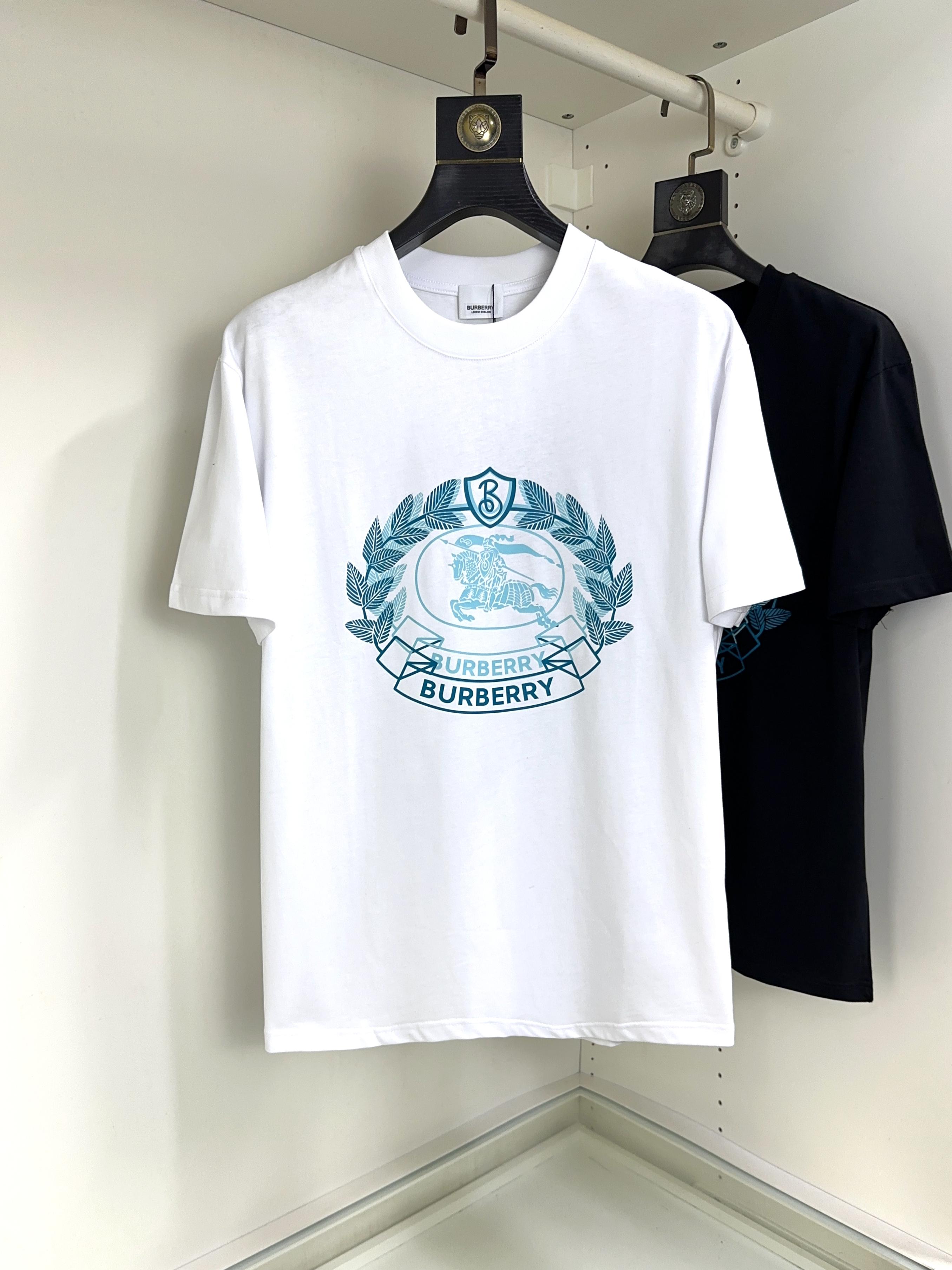 NO:450834,Burberry Top round neck, casual short-sleeved high-end custom versatile style, anyone can easily control it. The fabric is fully customized craftsmanship, the latest logo design of the luxurious classic brand on the chest, which is very high-end and must be entered if you understand the goods!  The style and tailoring are slim styles, which are very exquisite, showing aura and highlighting the exquisiteness of business men. This is the unique feature, just right slim fit, and the upper body effect is very good!  Size S-XL can wear 190 catties, burberry, burberry, T-shirt, alexander wang19860909Burberry 巴宝莉 顶级圆领休闲短袖高级定制百搭款式 任何人都可以轻松驾驭 面料全订制工艺 胸前奢华经典品牌最新logo设计,非常显档次懂货的必须入！版型剪裁属于修身款 非常精致,显气场,又会凸显商务男士的精致,这就是独到之处,恰到好处的修身,上身效果非常赞！尺码S-XL 可穿190斤,,burberry,burberry,T-shirt,alexander wang,Men's clothing