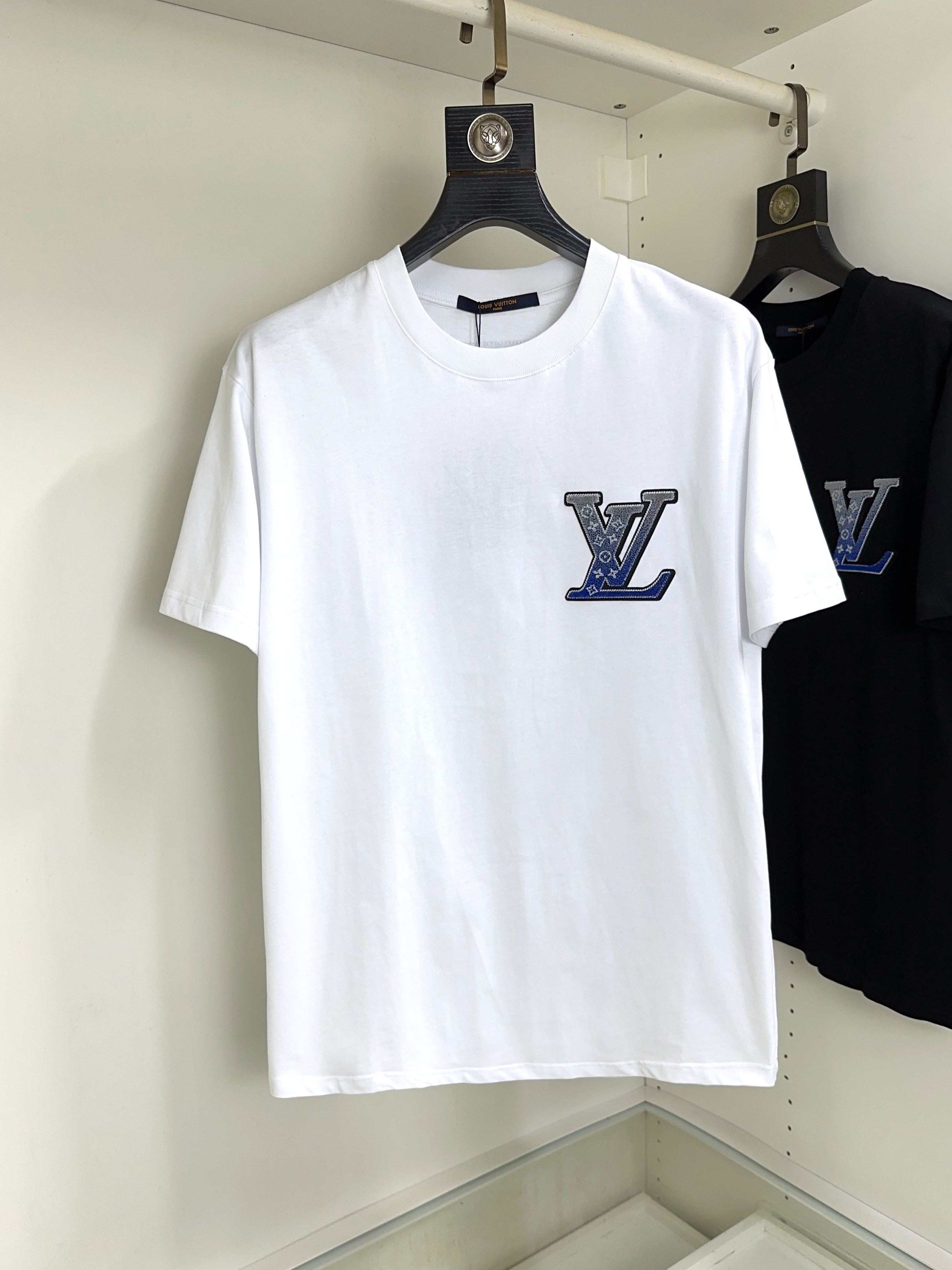 NO:450844,LV Louis Vuitton Top round neck casual short sleeve high-end custom versatile styles that anyone can easily control. Fully customized fabric craftsmanship, the latest logo design of luxury classic brand on the chest, which is very high-end and must be entered if you understand the goods!  The style and tailoring are slim styles, which are very exquisite, showing aura and highlighting the exquisiteness of business men. This is the unique feature, the right slim fit, and the upper body effect is very good!  Size S-XL can wear 190 catties, louis vuitton, louis vuitton, T-shirt, alexander wang19860909LV 路易威登 顶级圆领休闲短袖高级定制百搭款式 任何人都可以轻松驾驭 面料全订制工艺 胸前奢华经典品牌最新logo设计,非常显档次懂货的必须入！版型剪裁属于修身款 非常精致,显气场,又会凸显商务男士的精致,这就是独到之处,恰到好处的修身,上身效果非常赞！尺码S-XL 可穿190斤,,louis vuitton,louis vuitton,T-shirt,alexander wang,Men's clothing