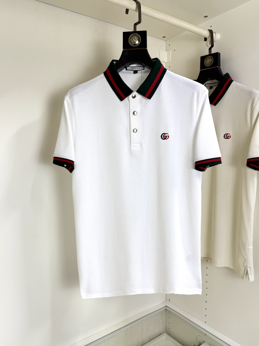 NO:474988,Gucci Summer new versatile and fashionable Polo lapel business short sleeves Xinjiang long latte cotton fabric soft and comfortable breathable brand element design concept reflects high quality. It feels delicate and soft!  It is casually cut, with a great upper body style!  Code number M-3XL, gucci, T-shirt, alexander wang19860909Gucci 古奇 夏款新款百搭时尚Polo翻领商务短袖 新疆长绒棉 面料柔软舒适透气 品牌元素设计理念,体现高品质.手感细腻柔软！呈现休闲裁剪,上身版型超赞！ 码数M-3XL,,gucci,T-shirt,alexander wang,Men's clothing