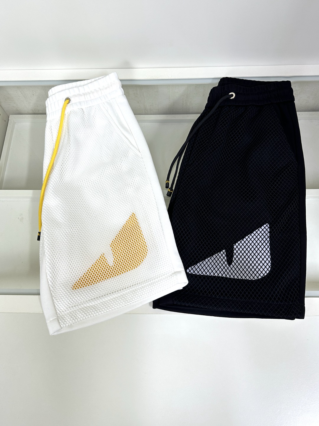 NO:474933,Fendi The latest style of the counter, elastic strap casual sports shorts, made of counter fabric, soft touch, thin and breathable. The counter is now sold solid color, one to one original details, impeccable workmanship, super handsome, perfect details, the upper body effect is so good. Number of codes M-3XL,,fendi,fendi, shorts, alexander wang19860909Fendi 芬迪 专柜最新款 松紧带休闲运动短裤 专柜面料打造 手感柔软 轻薄透气 专柜现在售 纯色 一比一原版细节 做工无可挑剔 上身有型超帅气 细节完美 上身效果就是这么好看哈 码数M-3XL,,fendi,fendi,shorts,alexander wang,Men's clothing