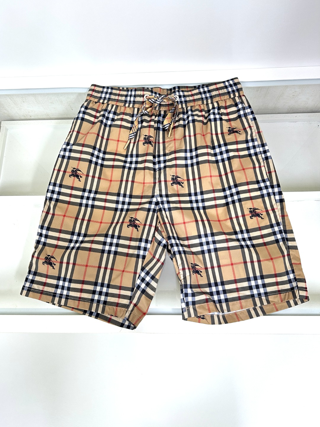 NO:474963,Burberry Burberry The latest style of the counter, elastic strap casual sports shorts, made of counter fabric, soft touch, thin and breathable. The counter is now sold solid color, one to one original details, impeccable workmanship, super handsome, perfect details, the upper body effect is so good. Number of codes M-3XL,,burberry,burberry, shorts,alexander wang19860909Burberry 巴宝莉 专柜最新款 松紧带休闲运动短裤 专柜面料打造 手感柔软 轻薄透气 专柜现在售 纯色 一比一原版细节 做工无可挑剔 上身有型超帅气 细节完美 上身效果就是这么好看哈 码数M-3XL,,burberry,burberry,shorts,alexander wang,Men's clothing