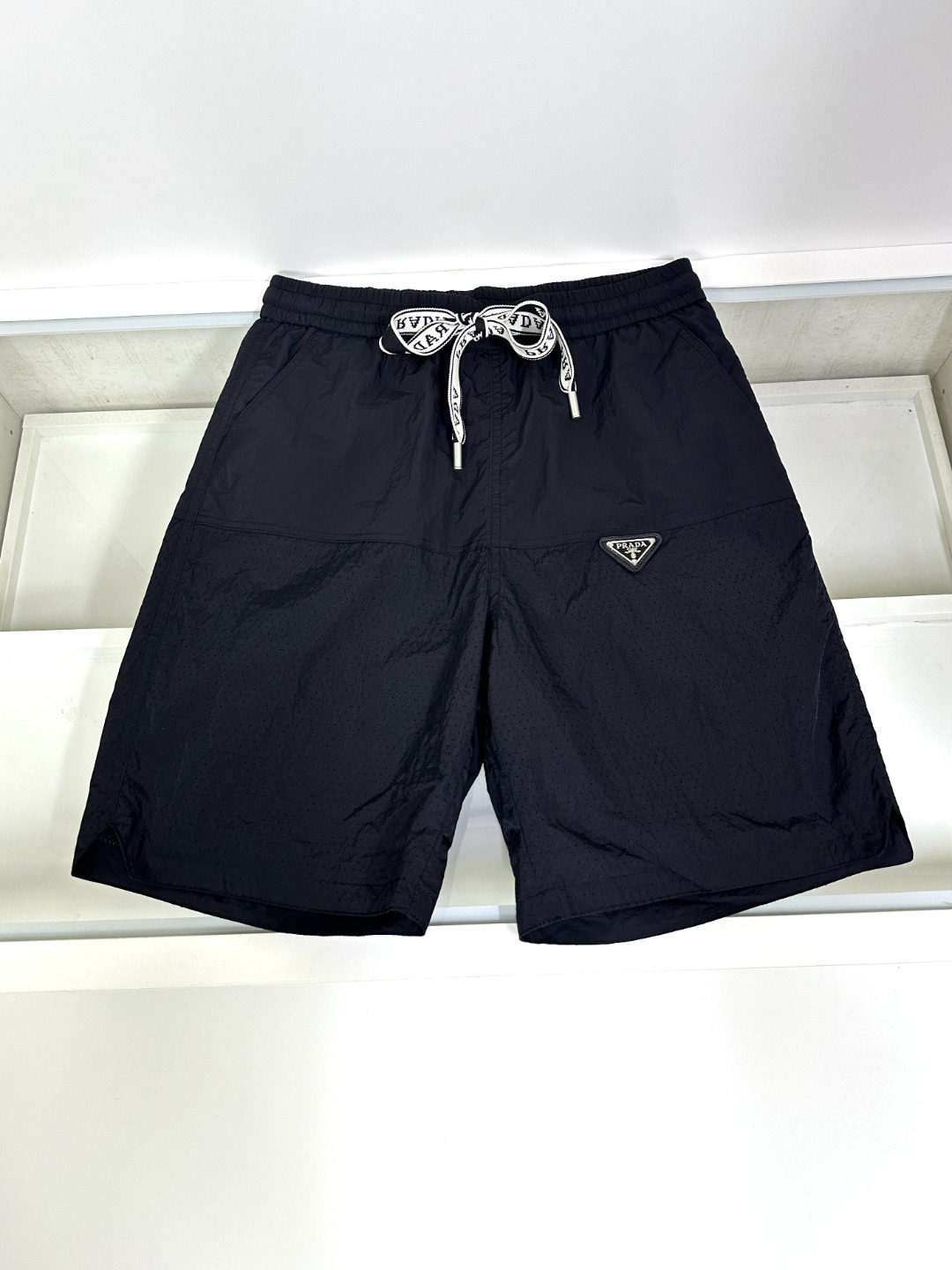 NO:474959,Prada The latest style of the counter, elastic strap casual sports shorts, made of counter fabric, soft touch, thin and breathable, the counter is now sold solid color, one to one original details, impeccable workmanship, super handsome, perfect details, the upper body effect is so good, the upper body number M-3XL,,prada,prada, shorts,alexander wang19860909Prada 普拉达 专柜最新款 松紧带休闲运动短裤 专柜面料打造 手感柔软 轻薄透气 专柜现在售 纯色 一比一原版细节 做工无可挑剔 上身有型超帅气 细节完美 上身效果就是这么好看哈 码数M-3XL,,prada,prada,shorts,alexander wang,Men's clothing