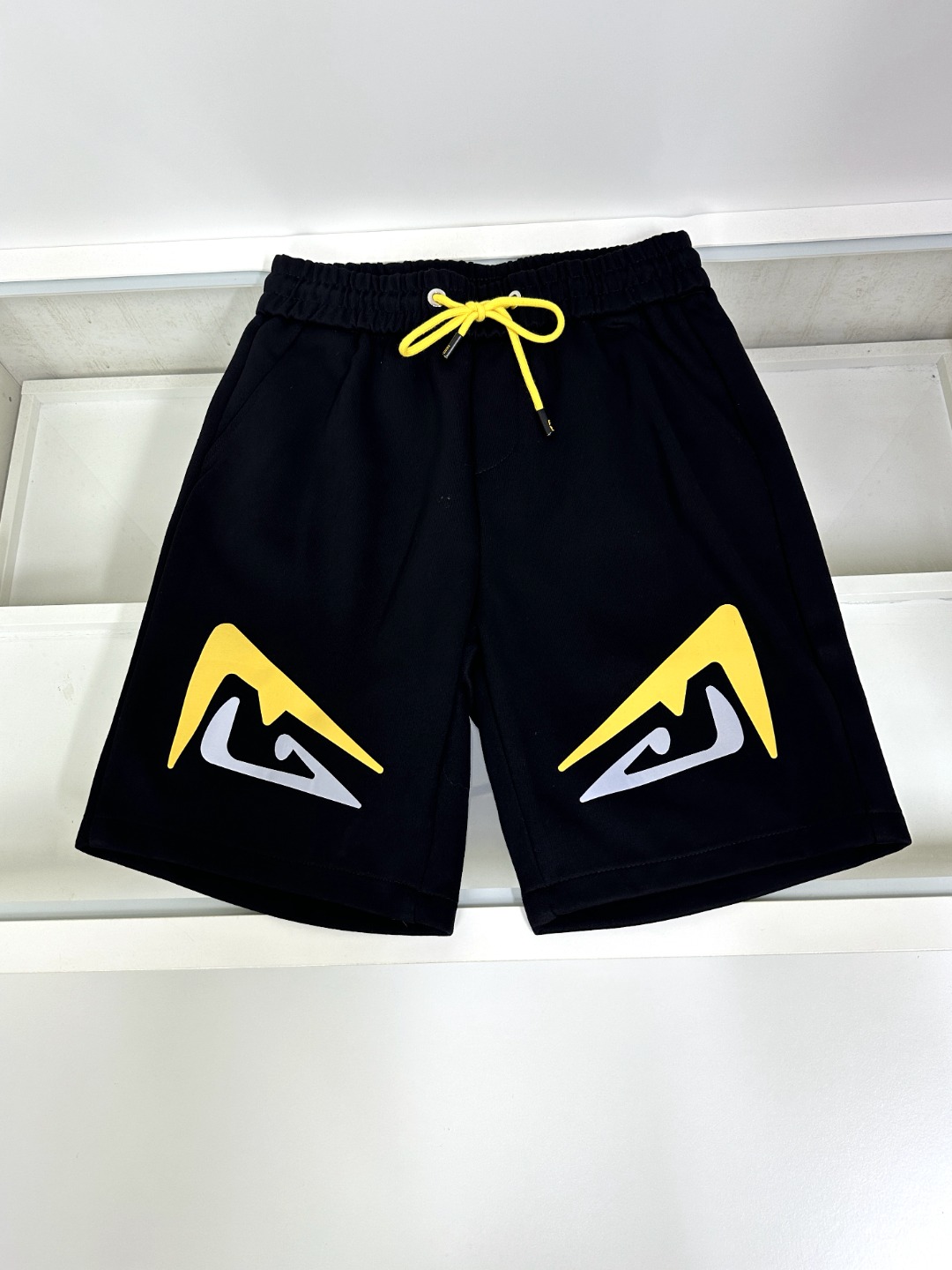 NO:477815,Fendi The latest style of the counter, elastic strap casual sports shorts, made of counter fabric, soft touch, thin and breathable. The counter is now sold solid color, one to one original details, impeccable workmanship, super handsome, perfect details, the upper body effect is so good. Number of codes M-3XL,,fendi,fendi, shorts, alexander wang19860909Fendi 芬迪 专柜最新款 松紧带休闲运动短裤 专柜面料打造 手感柔软 轻薄透气 专柜现在售 纯色 一比一原版细节 做工无可挑剔 上身有型超帅气 细节完美 上身效果就是这么好看哈 码数M-3XL,,fendi,fendi,shorts,alexander wang,Men's clothing