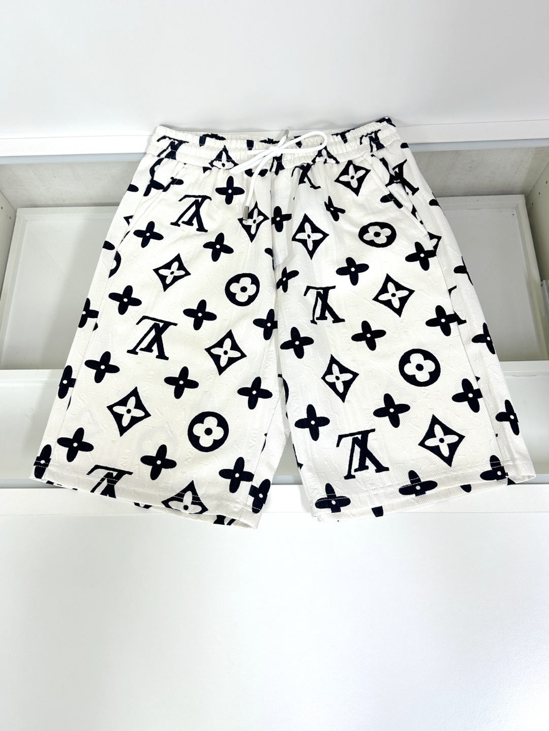 NO:474944,LV Louis Vuitton The latest model of the counter, elastic strap casual sports shorts, made of counter fabric, soft touch, light and breathable, the counter is now sold solid color, one to one original details, impeccable workmanship, super handsome, perfect details, the upper body effect is so good, the upper body number M-3XL,,louis vuitton,louis vuitton,shorts,alexander wang19860909LV 路易威登 专柜最新款 松紧带休闲运动短裤 专柜面料打造 手感柔软 轻薄透气 专柜现在售 纯色 一比一原版细节 做工无可挑剔 上身有型超帅气 细节完美 上身效果就是这么好看哈 码数M-3XL,,louis vuitton,louis vuitton,shorts,alexander wang,Men's clothing