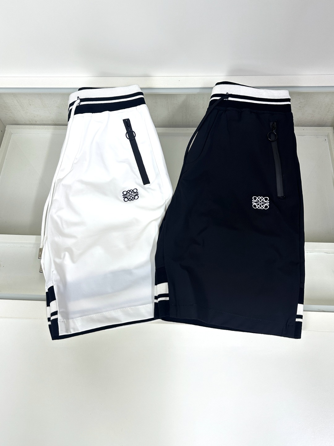 NO:477810,Loewe The latest style of the counter, elastic strap casual sports shorts, made of counter fabric, soft touch, thin and breathable. The counter is now sold solid color, one to one original details, impeccable workmanship, super handsome, perfect details, the upper body effect is so beautiful. Number of codes M-3XL,,loewe,loewe, shorts,alexander wang19860909Loewe 罗意威 专柜最新款 松紧带休闲运动短裤 专柜面料打造 手感柔软 轻薄透气 专柜现在售 纯色 一比一原版细节 做工无可挑剔 上身有型超帅气 细节完美 上身效果就是这么好看哈 码数M-3XL,,loewe,loewe,shorts,alexander wang,Men's clothing