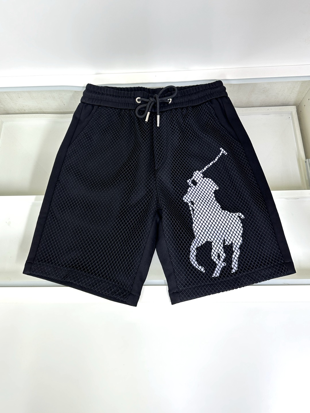 NO:477805,Polo Paul's latest counter style, elastic strap casual sports shorts, made of counter fabric, soft touch, light and breathable, the counter is now sold solid color, one to one original details, impeccable workmanship, super handsome, perfect details, the upper body effect is so good, the upper body number M-3XL,, shorts, alexander wang19860909Polo 保罗 专柜最新款 松紧带休闲运动短裤 专柜面料打造 手感柔软 轻薄透气 专柜现在售 纯色 一比一原版细节 做工无可挑剔 上身有型超帅气 细节完美 上身效果就是这么好看哈 码数M-3XL,,shorts,alexander wang,Men's clothing