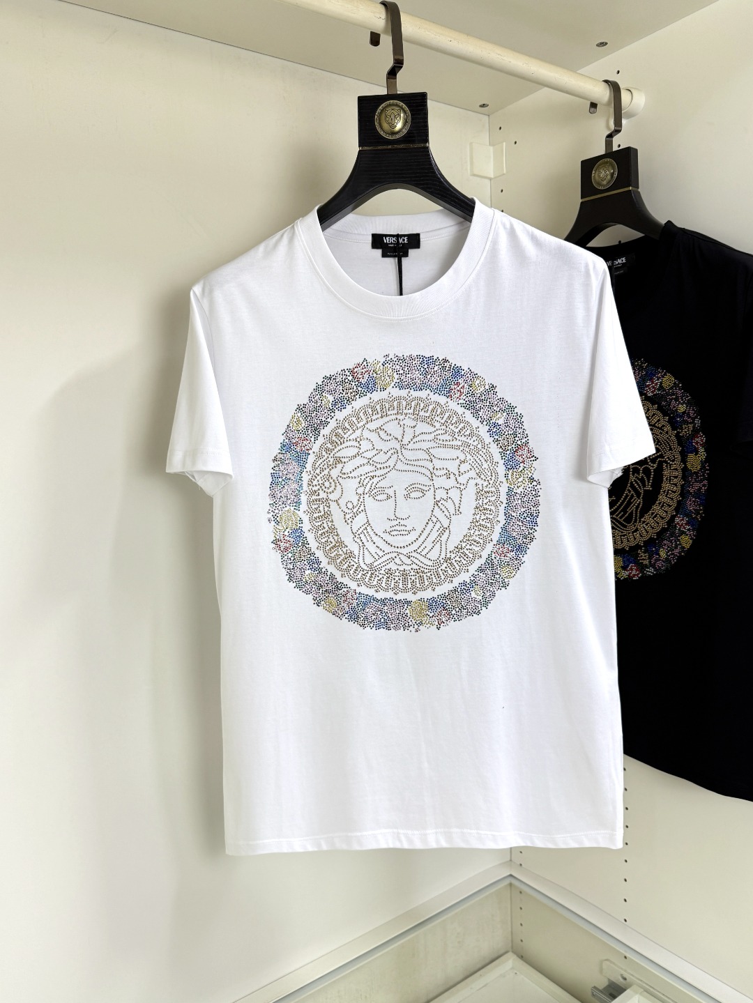 NO:474942,Versace Fat Brother Gospel 4XL wears 200 catties, top-quality round neck, casual short-sleeved high-end custom versatile style, anyone can easily control it, full-customized fabric craftsmanship, the latest logo design of luxury classic brand on the chest, very high-end, those who understand goods must enter!  The style and tailoring are slim styles, which are very exquisite, showing aura and highlighting the exquisiteness of business men. This is the unique feature, just right slim fit, and the upper body effect is very good!  Size M-4XL, versace, versace, T-shirt, alexander wang19860909Versace 范思哲胖哥福音4XL穿200斤 顶级圆领休闲短袖高级定制百搭款式 任何人都可以轻松驾驭 面料全订制工艺 胸前奢华经典品牌最新logo设计,非常显档次懂货的必须入！版型剪裁属于修身款 非常精致,显气场,又会凸显商务男士的精致,这就是独到之处,恰到好处的修身,上身效果非常赞！尺码M-4XL,,versace,versace,T-shirt,alexander wang,Men's clothing