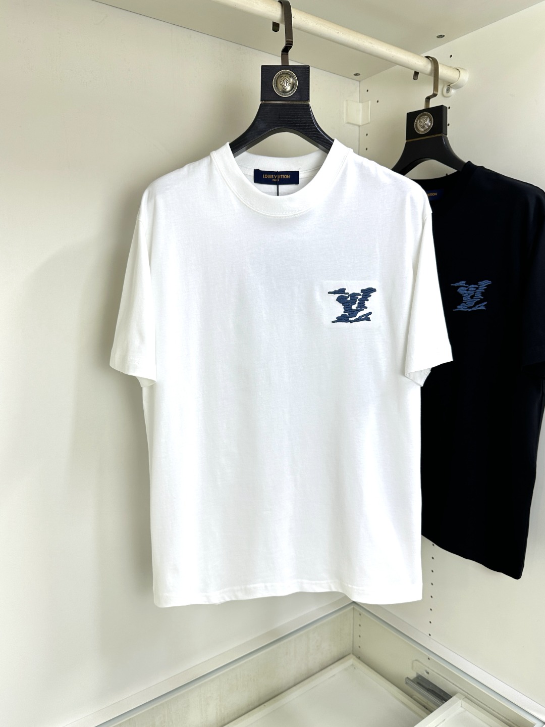 NO:474938,LV Louis Vuitton Fat Brother Gospel Max XL can wear 200 kilograms high-end version, top round neck casual short sleeve high-end custom versatile style, anyone can easily control it, full custom fabric craftsmanship, the latest logo design of the luxurious classic brand on the chest, very high-end, those who understand goods must enter!  The style and tailoring are slim styles, which are very exquisite, showing aura and highlighting the exquisiteness of business men. This is the unique feature, the right slim fit, and the upper body effect is very good!  Size XS-XL (counter code is equivalent to M-3XL), louis vuitton,louis vuitton,t-shirt,alexander wang19860909LV 路易威登 胖哥福音最大XL可穿200斤高版本 顶级圆领休闲短袖高级定制百搭款式 任何人都可以轻松驾驭 面料全订制工艺 胸前奢华经典品牌最新logo设计,非常显档次懂货的必须入！版型剪裁属于修身款 非常精致,显气场,又会凸显商务男士的精致,这就是独到之处,恰到好处的修身,上身效果非常赞！尺码XS-XL（专柜码等同M-3XL）,,louis vuitton,louis vuitton,T-shirt,alexander wang,Men's clothing