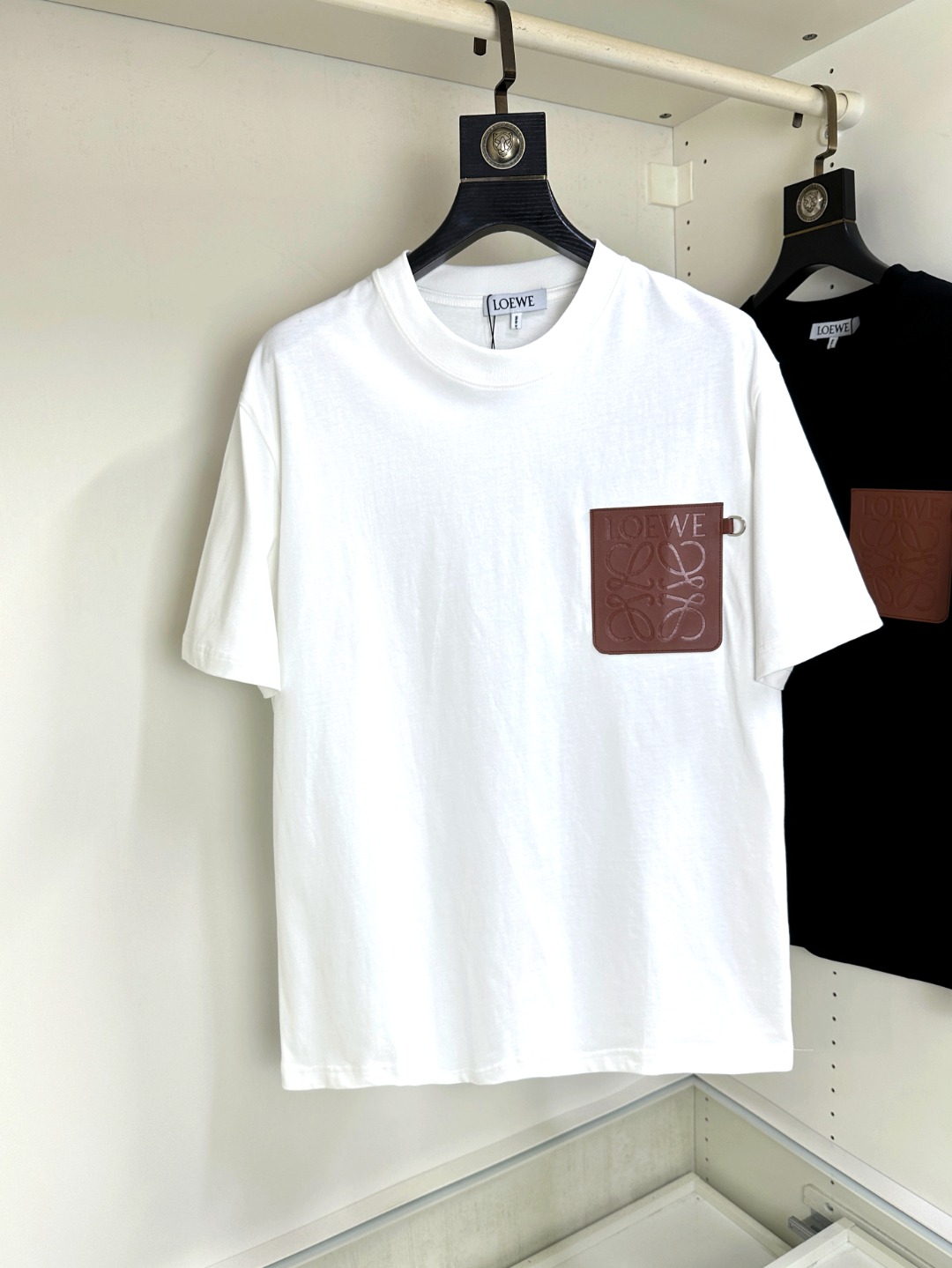 NO:474934,Loewe, Fat Brother Gospel Maximum XL can wear 200 kilograms high-end version, top round neck, casual short-sleeved high-end custom versatile style, anyone can easily control it, full custom fabric craftsmanship, the latest logo design of the luxurious classic brand on the chest, very high-end, those who understand goods must enter!  The style and tailoring are slim styles, which are very exquisite, showing aura and highlighting the exquisiteness of business men. This is the unique feature, just right slim fit, and the upper body effect is very good!  Size XS-XL (counter code is equivalent to M-3XL), loewe,loewe,T-shirt,alexander wang19860909Loewe 罗意威 胖哥福音最大XL可穿200斤高版本 顶级圆领休闲短袖高级定制百搭款式 任何人都可以轻松驾驭 面料全订制工艺 胸前奢华经典品牌最新logo设计,非常显档次懂货的必须入！版型剪裁属于修身款 非常精致,显气场,又会凸显商务男士的精致,这就是独到之处,恰到好处的修身,上身效果非常赞！尺码XS-XL（专柜码等同M-3XL）,,loewe,loewe,T-shirt,alexander wang,Men's clothing