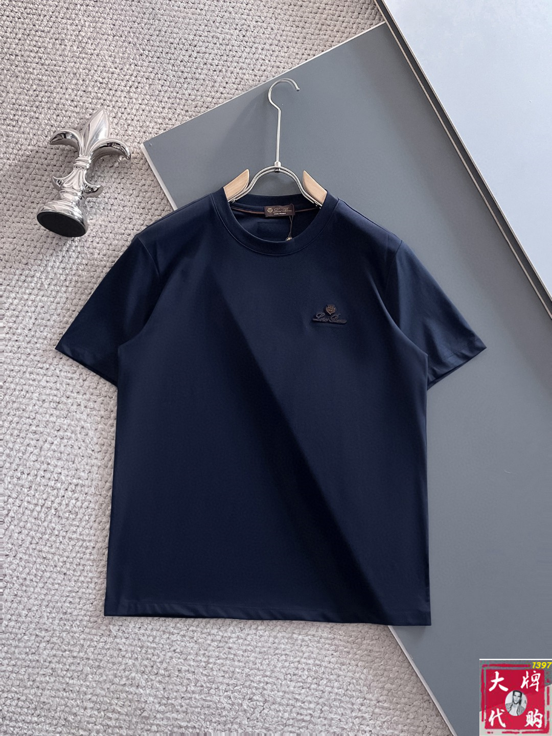 NO:474937,LP top products, new spring and summer new first-time counter latest short-sleeved round-neck T-shirt, high-end customization, avant-garde and fashionable design!  Brand logo heavy craftsmanship design, high-end customized pure cotton fabric, soft feel, comfortable to wear, exquisite counter-level car line, fine workmanship, invincible and handsome upper body effect!  A must-have item for handsome men!  Code number M-3XL, loro piana, T-shirt,tees, t-shirt,alexander wang19860909LP顶级货品 春夏新款首发专柜最新款短袖圆领T恤 高端订制 设计前卫时尚！品牌logo重工艺设计 高端定制纯棉面料.手感柔软.穿着舒适.专柜级别精致车线.做工精细.上身效果无敌帅气！型男必备单品！码数M-3XL,,loro piana,T-shirt,tees，t-shirt,alexander wang,Men's clothing