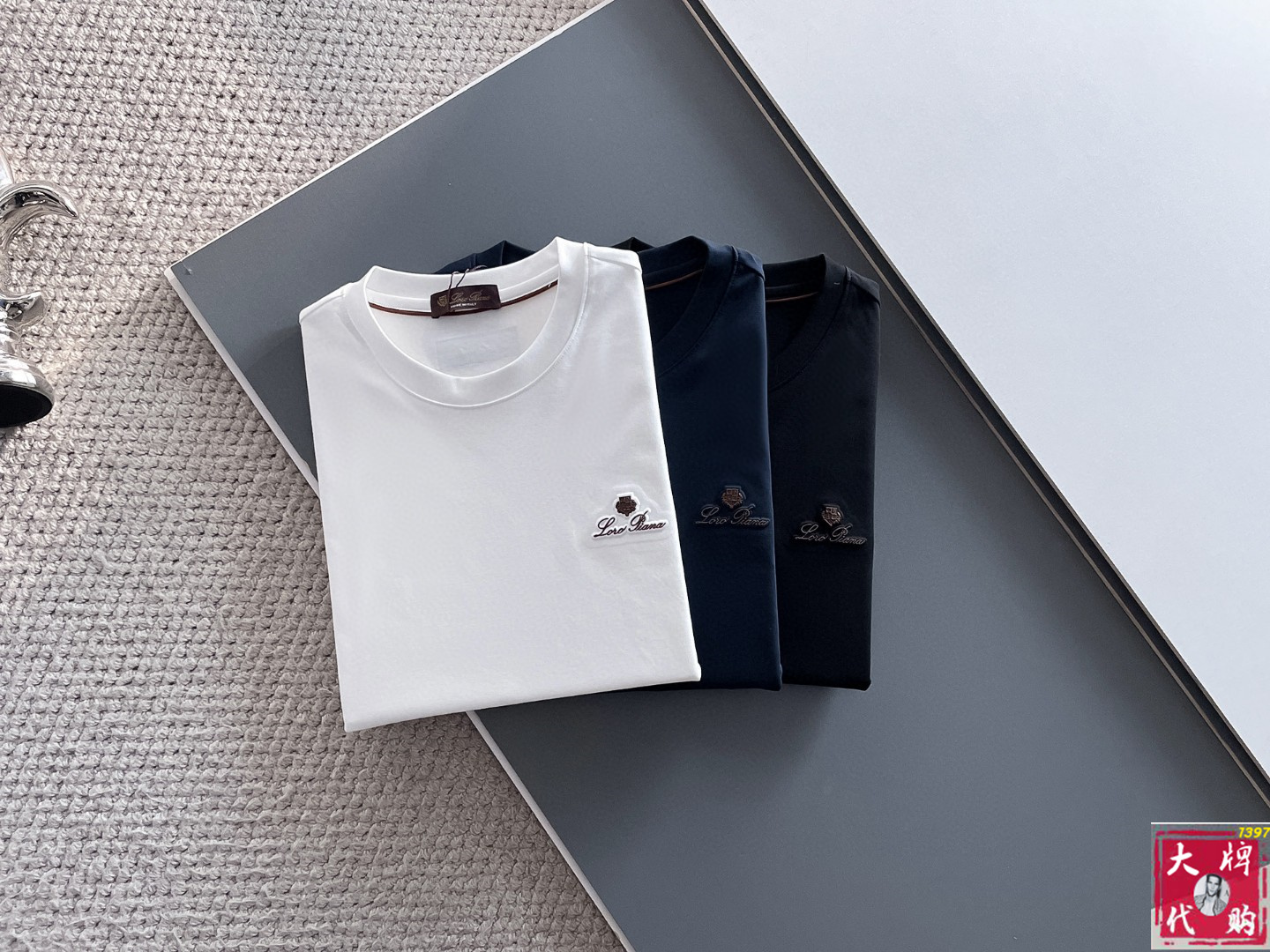 NO:520075,LP top-notch products, new spring and summer first-time counter latest short-sleeved round-neck T-shirt, high-end customization, avant-garde and fashionable design!  Brand logo heavy craftsmanship design, high-end customized pure cotton fabric, soft feel, comfortable to wear, exquisite counter-level car line, fine workmanship, invincible and handsome upper body effect!  A must-have item for handsome men!  Code number M-3XL, loro piana, T-shirt,tees, t-shirt,alexander wang19860909LP 顶级货品 春夏新款首发专柜最新款短袖圆领T恤 高端订制 设计前卫时尚！品牌logo重工艺设计 高端定制纯棉面料.手感柔软.穿着舒适.专柜级别精致车线.做工精细.上身效果无敌帅气！型男必备单品！码数M-3XL,,loro piana,T-shirt,tees，t-shirt,alexander wang,Men's clothing