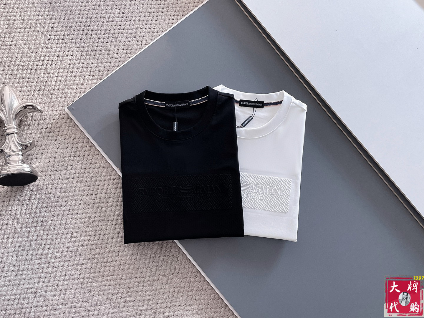 NO:520073,Armani top-notch products, new spring and summer first-time counter latest short-sleeved round-neck T-shirt, high-end customization, avant-garde and fashionable design!  Brand logo heavy craftsmanship design, high-end customized pure cotton fabric, soft feel, comfortable to wear, exquisite counter-level car line, fine workmanship, invincible and handsome upper body effect!  A must-have item for handsome men!  Code number M-3XL, armani, armani, T-shirt, tees, t-shirt, alexander wang19860909Armani 阿玛尼顶级货品 春夏新款首发专柜最新款短袖圆领T恤 高端订制 设计前卫时尚！品牌logo重工艺设计 高端定制纯棉面料.手感柔软.穿着舒适.专柜级别精致车线.做工精细.上身效果无敌帅气！型男必备单品！码数M-3XL,,armani,armani,T-shirt,tees，t-shirt,alexander wang,Men's clothing