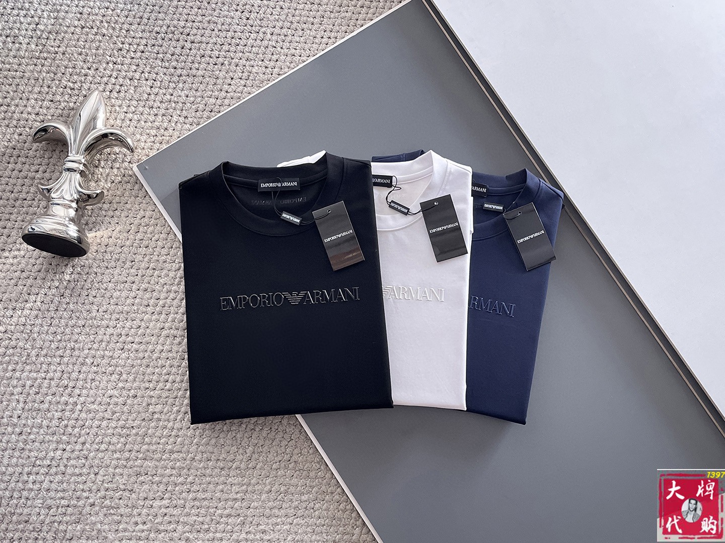 NO:520069,Armani top-notch products, new spring and summer first-time counter latest short-sleeved round-neck T-shirt, high-end customization, avant-garde and fashionable design!  Brand logo heavy craftsmanship design, high-end customized pure cotton fabric, soft feel, comfortable to wear, exquisite counter-level car line, fine workmanship, invincible and handsome upper body effect!  A must-have item for handsome men!  Code number M-3XL, armani, armani, T-shirt, tees, t-shirt, alexander wang19860909Armani 阿玛尼顶级货品 春夏新款首发专柜最新款短袖圆领T恤 高端订制 设计前卫时尚！品牌logo重工艺设计 高端定制纯棉面料.手感柔软.穿着舒适.专柜级别精致车线.做工精细.上身效果无敌帅气！型男必备单品！码数M-3XL,,armani,armani,T-shirt,tees，t-shirt,alexander wang,Men's clothing