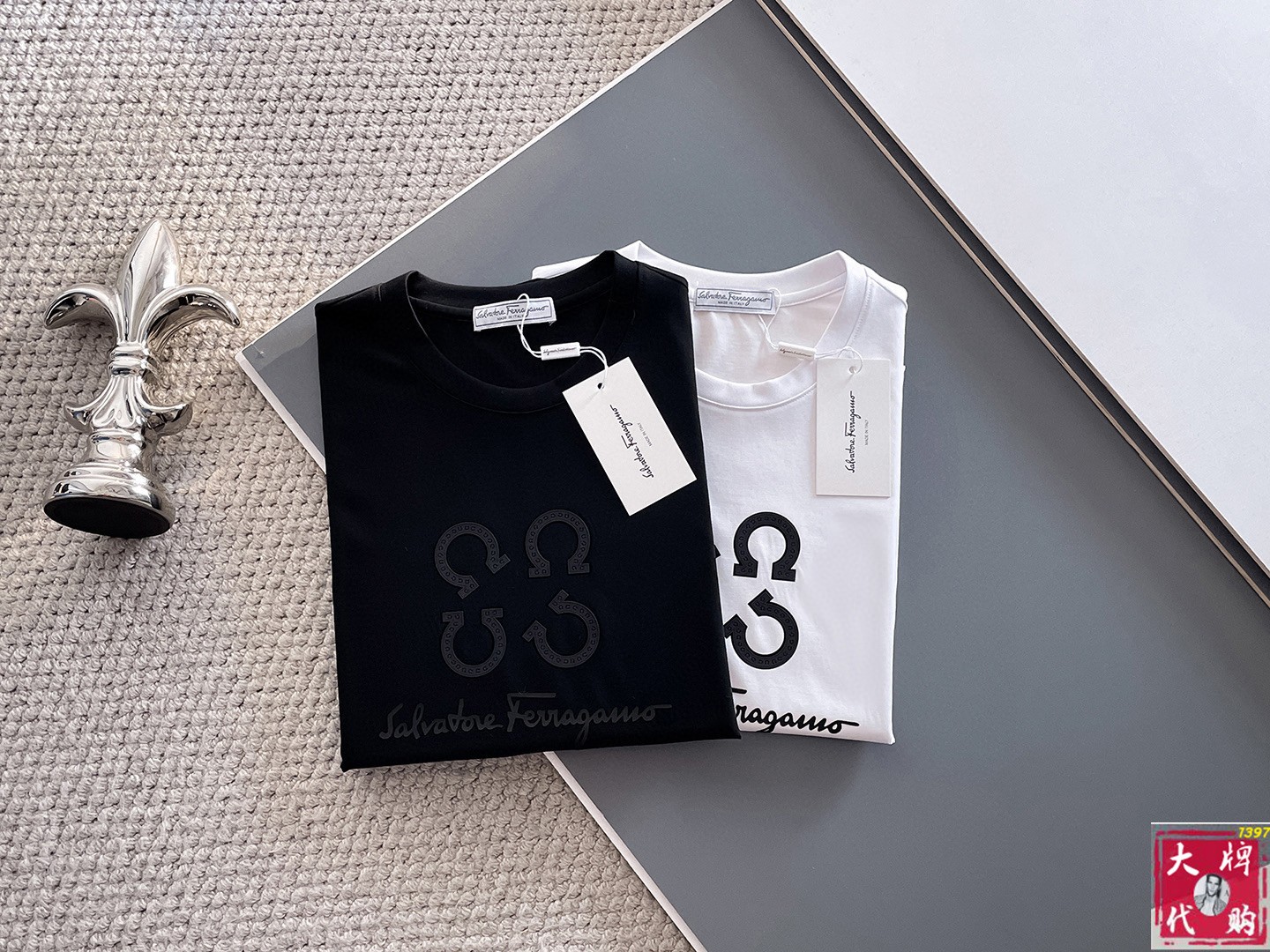 NO:520067,Ferragamo's top products, the new spring and summer new first-time counter, the latest short-sleeved round-neck T-shirt, high-end customization, avant-garde and fashionable design!  Brand logo heavy craftsmanship design, high-end customized pure cotton fabric, soft feel, comfortable to wear, exquisite counter-level car line, fine workmanship, invincible and handsome upper body effect!  A must-have item for handsome men!  Code number M-3XL, ferragamo, T-shirt,tees, t-shirt,alexander wang19860909菲拉格慕顶级货品 春夏新款首发专柜最新款短袖圆领T恤 高端订制 设计前卫时尚！品牌logo重工艺设计 高端定制纯棉面料.手感柔软.穿着舒适.专柜级别精致车线.做工精细.上身效果无敌帅气！型男必备单品！码数M-3XL,,ferragamo,T-shirt,tees，t-shirt,alexander wang,Men's clothing