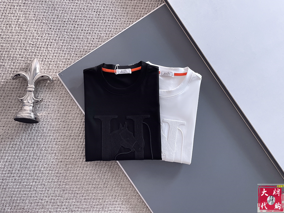 NO:474946,Hermes top products, the new spring and summer new first-time counter, the latest short-sleeved round-neck T-shirt, high-end customization, avant-garde and fashionable design!  Brand logo heavy craftsmanship design, high-end customized pure cotton fabric, soft feel, comfortable to wear, exquisite counter-level car line, fine workmanship, invincible and handsome upper body effect!  A must-have item for handsome men!  Code number M-3XL, hermes, hermes, T-shirt,tees, t-shirt,alexander wang19860909Hermes 爱马仕顶级货品 春夏新款首发专柜最新款短袖圆领T恤 高端订制 设计前卫时尚！品牌logo重工艺设计 高端定制纯棉面料.手感柔软.穿着舒适.专柜级别精致车线.做工精细.上身效果无敌帅气！型男必备单品！码数M-3XL,,hermes,hermes,T-shirt,tees，t-shirt,alexander wang,Men's clothing