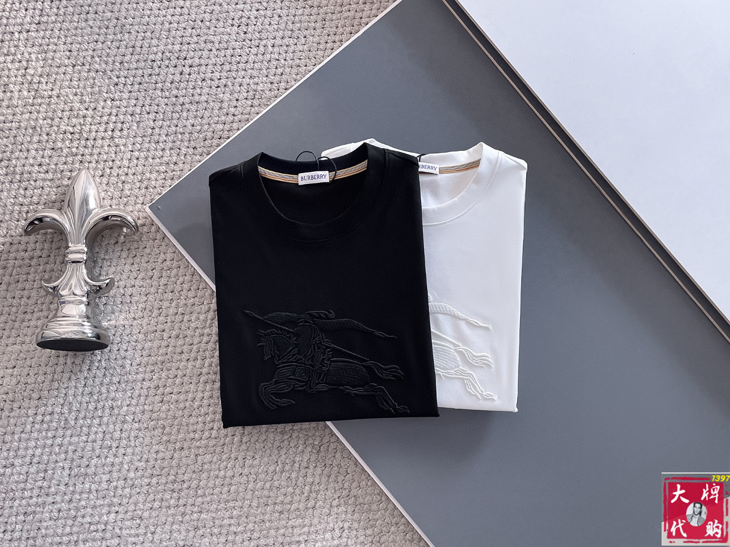 NO:474951,Burberry's top products, the latest short-sleeved round-neck T-shirt in the first spring and summer, high-end customization, avant-garde and fashionable design!  Brand logo heavy craftsmanship design, high-end customized pure cotton fabric, soft feel, comfortable to wear, exquisite counter-level car line, fine workmanship, invincible and handsome upper body effect!  A must-have item for handsome men!  Code number M-3XL, burberry, burberry, T-shirt, tees, t-shirt, alexander wang19860909Burberry 巴宝莉顶级货品 春夏新款首发专柜最新款短袖圆领T恤 高端订制 设计前卫时尚！品牌logo重工艺设计 高端定制纯棉面料.手感柔软.穿着舒适.专柜级别精致车线.做工精细.上身效果无敌帅气！型男必备单品！码数M-3XL,,burberry,burberry,T-shirt,tees，t-shirt,alexander wang,Men's clothing