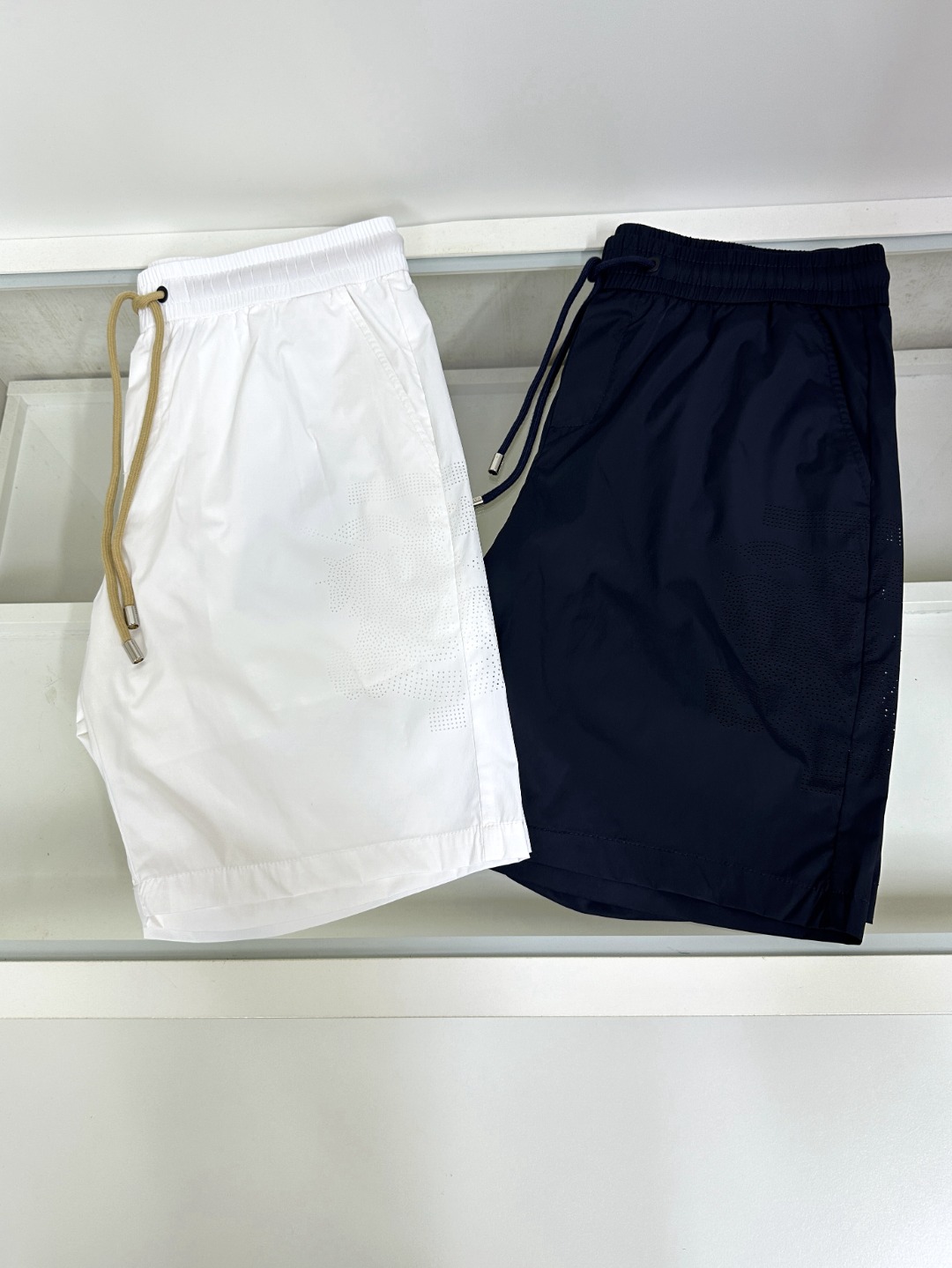 NO:467043,Burberry Burberry The latest style of the counter, elastic strap casual sports shorts, made of counter fabric, soft touch, thin and breathable. The counter is now sold solid color, one to one original details, impeccable workmanship, super handsome, perfect details, the upper body effect is so good. Number of codes M-3XL,,burberry,burberry, shorts,alexander wang19860909Burberry 巴宝莉 专柜最新款 松紧带休闲运动短裤 专柜面料打造 手感柔软 轻薄透气 专柜现在售 纯色 一比一原版细节 做工无可挑剔 上身有型超帅气 细节完美 上身效果就是这么好看哈 码数M-3XL,,burberry,burberry,shorts,alexander wang,Men's clothing