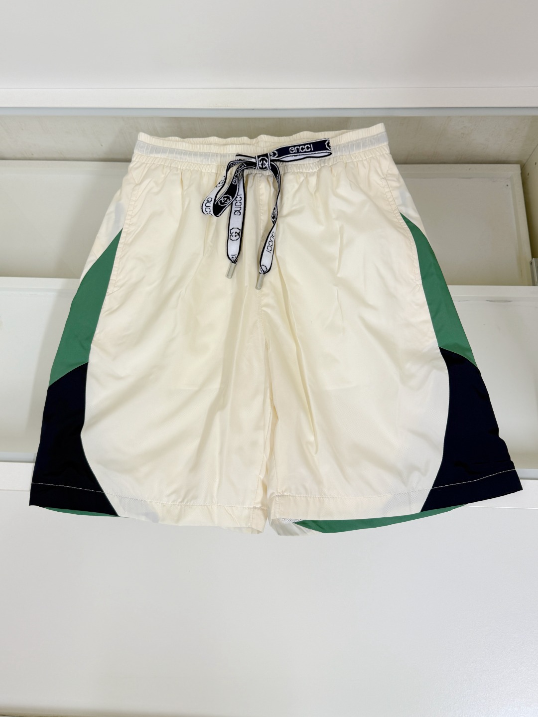 NO:467023,Gucci Gucci The latest style of the counter, elastic strap casual sports shorts, made of counter fabric, soft touch, thin and breathable. The counter is now sold solid color, one to one original details, impeccable workmanship, super handsome, perfect details, the upper body effect is so good. S-XXL,,gucci, shorts, alexander wang19860909Gucci 古奇 专柜最新款 松紧带休闲运动短裤 专柜面料打造 手感柔软 轻薄透气 专柜现在售 纯色 一比一原版细节 做工无可挑剔 上身有型超帅气 细节完美 上身效果就是这么好看哈 码数S-XXL,,gucci,shorts,alexander wang,Men's clothing