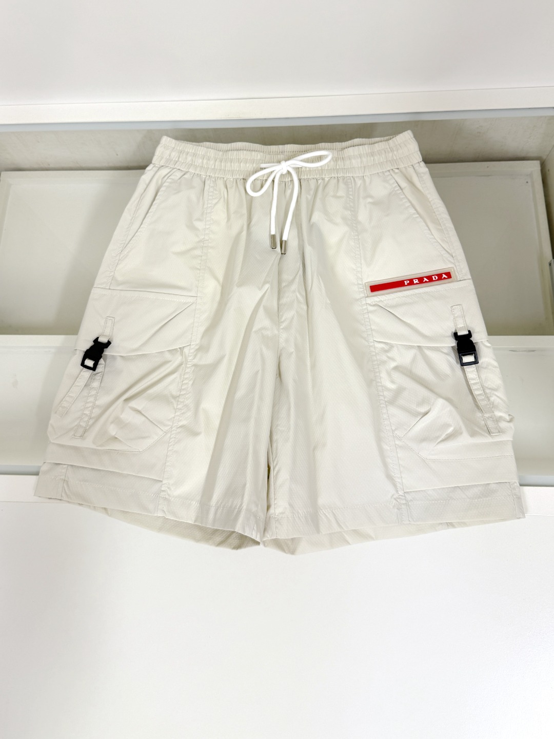NO:467035,Prada The latest style of the counter, elastic strap casual sports shorts, made of counter fabric, soft touch, thin and breathable, the counter is now sold solid color, one to one original details, impeccable workmanship, super handsome, perfect details, the upper body effect is so good, S-XXL,,prada,prada, shorts,alexander wang19860909Prada 普拉达 专柜最新款 松紧带休闲运动短裤 专柜面料打造 手感柔软 轻薄透气 专柜现在售 纯色 一比一原版细节 做工无可挑剔 上身有型超帅气 细节完美 上身效果就是这么好看哈 码数S-XXL,,prada,prada,shorts,alexander wang,Men's clothing