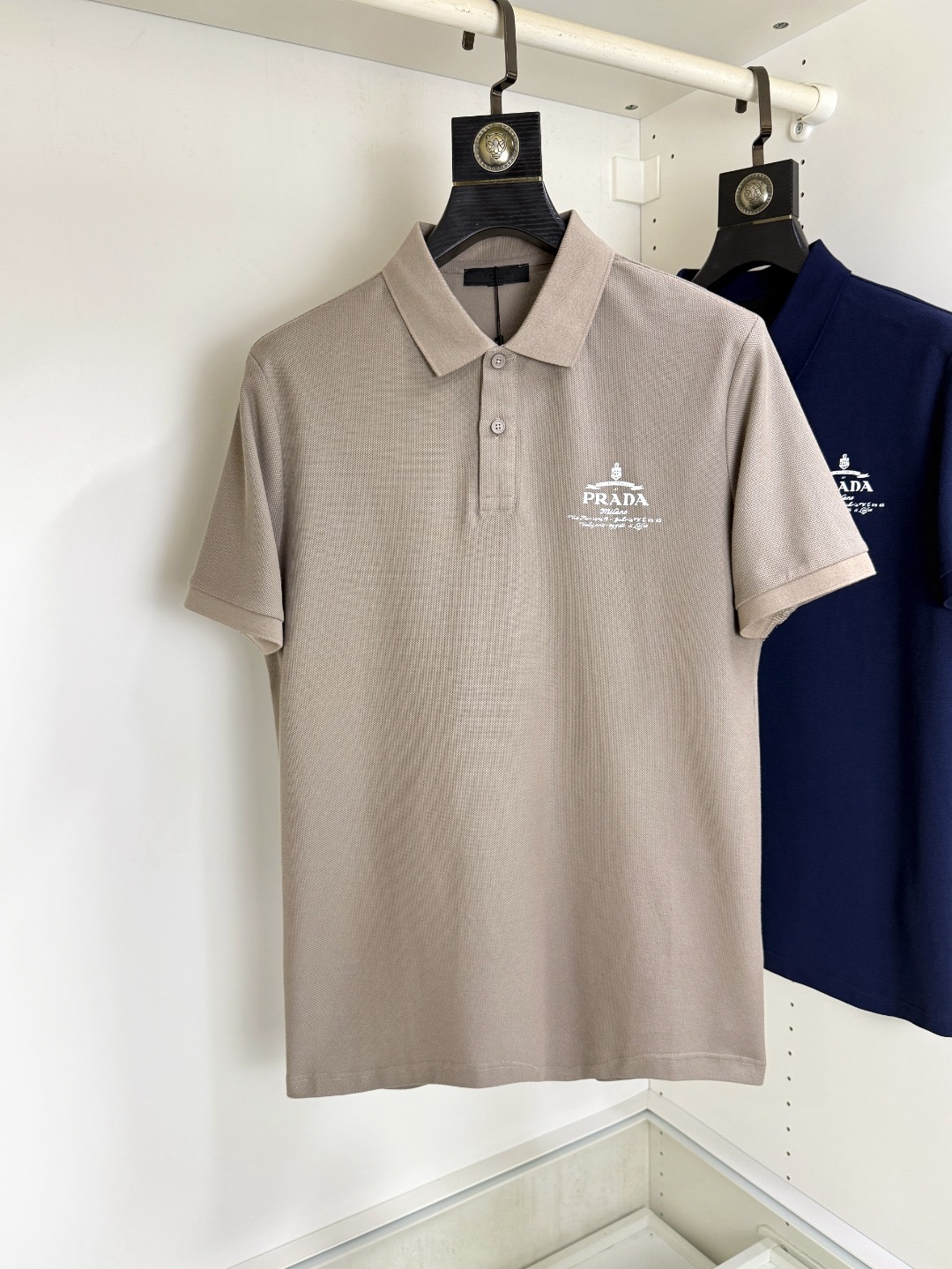 NO:467013,Prada Prada Pang Ge Gospel Maximum 4XL can wear 200 catties summer new versatile fashion Polo lapel business short sleeves Xinjiang long velvet cotton fabric soft comfortable and breathable brand element design concept reflects high quality. It feels delicate and soft!  It is casually cut, with a great upper body style!  Code number M-4XL, prada, prada, T-shirt, alexander wang19860909Prada 普拉达 胖哥福音最大4XL可穿200斤夏款新款百搭时尚Polo翻领商务短袖 新疆长绒棉 面料柔软舒适透气 品牌元素设计理念,体现高品质.手感细腻柔软！呈现休闲裁剪,上身版型超赞！ 码数M-4XL,,prada,prada,T-shirt,alexander wang,Men's clothing