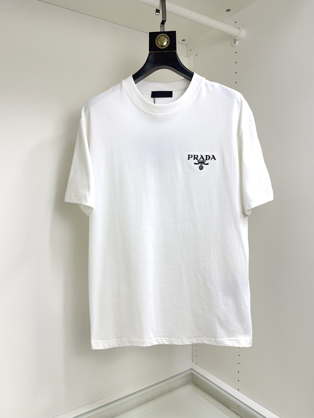 NO:467027,Prada Prada Fat Brother Gospel Maximum XL can wear 200 kilograms high-end version, top round neck casual short sleeve high-end custom versatile style, anyone can easily control it, full custom fabric craftsmanship, the latest logo design of luxury classic brand on the chest, very high-end, those who understand goods must enter!  The style and tailoring are slim styles, which are very exquisite, showing aura and highlighting the exquisiteness of business men. This is the unique feature, the right slim fit, and the upper body effect is very good!  Size XS-XL (counter code is equivalent to M-3XL), prada, prada, T-shirt, alexander wang19860909Prada 普拉达 胖哥福音最大XL可穿200斤高版本 顶级圆领休闲短袖高级定制百搭款式 任何人都可以轻松驾驭 面料全订制工艺 胸前奢华经典品牌最新logo设计,非常显档次懂货的必须入！版型剪裁属于修身款 非常精致,显气场,又会凸显商务男士的精致,这就是独到之处,恰到好处的修身,上身效果非常赞！尺码XS-XL（专柜码等同M-3XL）,,prada,prada,T-shirt,alexander wang,Men's clothing