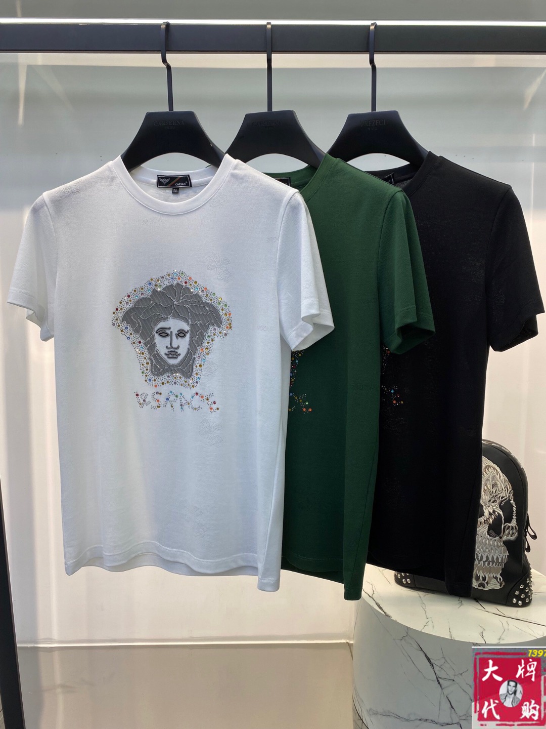 NO:475023,Versace 2025 new round neck short-sleeved T-shirt T-shirt half-sleeved, high-end version!  Customized fabrics for counters are breathable and comfortable, with impeccable details, and the brand element design concept reflects high quality. The feel is delicate and soft!  It is casually cut, with a great upper body style!  Code number M-3XL, versace, versace, T-shirt, tees, t-shirt, alexander wang19860909Versace 范思哲 2025新款 圆领 短袖 T恤 体恤 半袖 ,高端版本！专柜定制面料 透气舒适度高,细节无可挑剔,品牌元素设计理念,体现高品质.手感细腻柔软！呈现休闲裁剪,上身版型超赞！码数M-3XL,,versace,versace,T-shirt,tees，t-shirt,alexander wang,Men's clothing