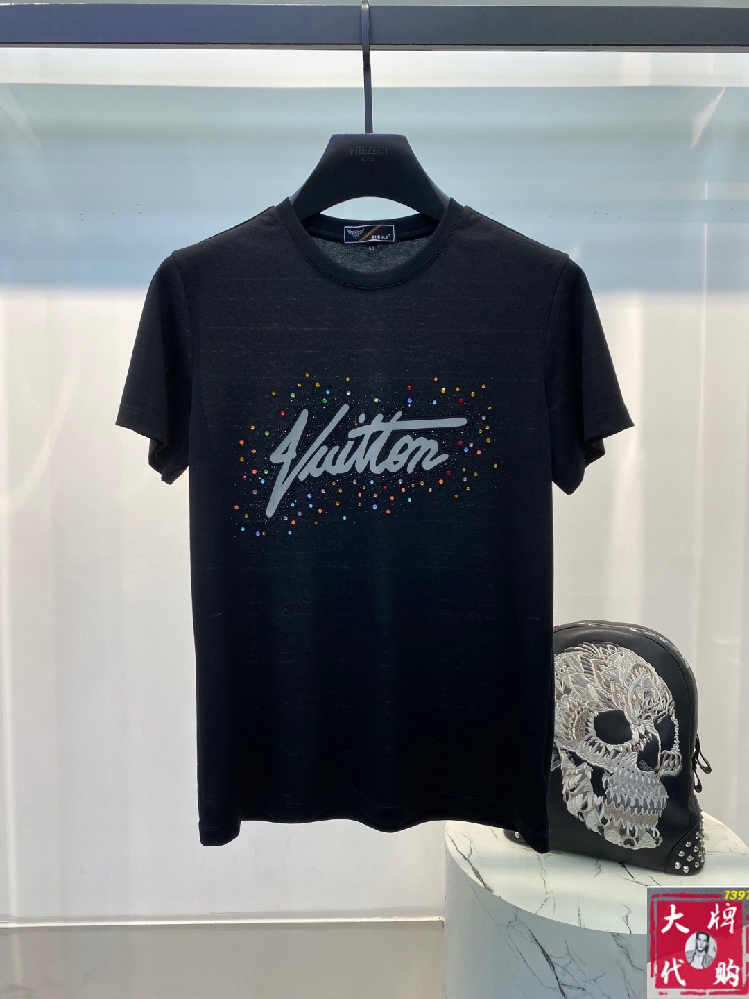 NO:475028,Armani 2025 new round neck short-sleeved T-shirt T-shirt half-sleeved, high-end version!  Customized fabrics for counters are breathable and comfortable, with impeccable details, and the brand element design concept reflects high quality. The feel is delicate and soft!  It is casually cut, with a great upper body style!  Code number M-3XL, armani, armani, T-shirt, tees, t-shirt, alexander wang19860909Armani 阿玛尼 2025新款 圆领 短袖 T恤 体恤 半袖 ,高端版本！专柜定制面料 透气舒适度高,细节无可挑剔,品牌元素设计理念,体现高品质.手感细腻柔软！呈现休闲裁剪,上身版型超赞！码数M-3XL,,armani,armani,T-shirt,tees，t-shirt,alexander wang,Men's clothing