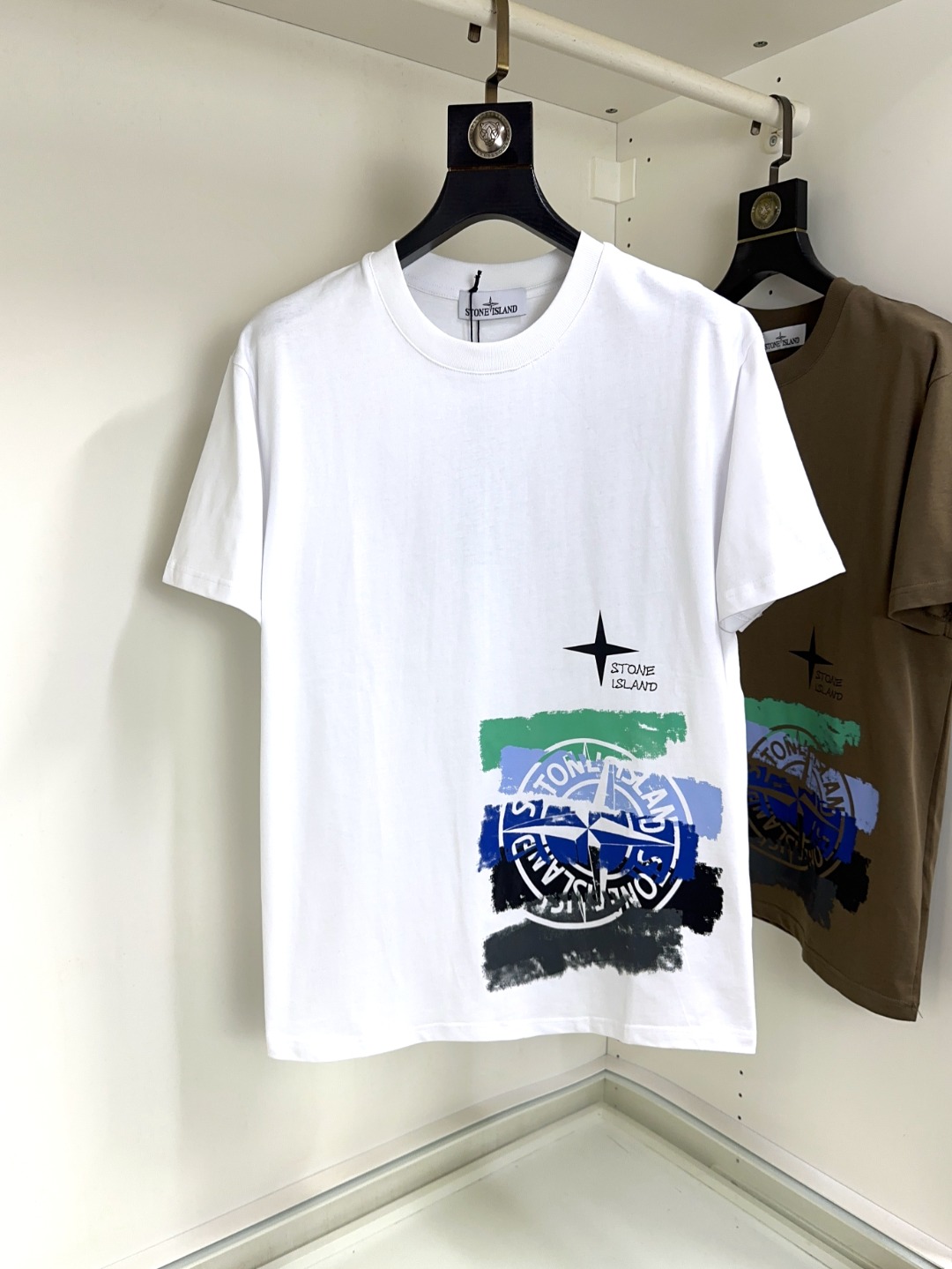 NO:475015,Stone Island Top round neck, casual short-sleeved high-end custom versatile styles, anyone can easily control them. The fabric is fully customized craftsmanship, the latest logo design of the luxurious classic brand on the chest, which is very high-end and those who understand goods must enter!  The style and tailoring are slim styles, which are very exquisite, showing aura and highlighting the exquisiteness of business men. This is the unique feature, the right slim fit, and the upper body effect is very good!  Size S-XL can wear 190 catties, T-shirt, alexander wang19860909石头岛 顶级圆领休闲短袖高级定制百搭款式 任何人都可以轻松驾驭 面料全订制工艺 胸前奢华经典品牌最新logo设计,非常显档次懂货的必须入！版型剪裁属于修身款 非常精致,显气场,又会凸显商务男士的精致,这就是独到之处,恰到好处的修身,上身效果非常赞！尺码S-XL 可穿190斤,,T-shirt,alexander wang,Men's clothing