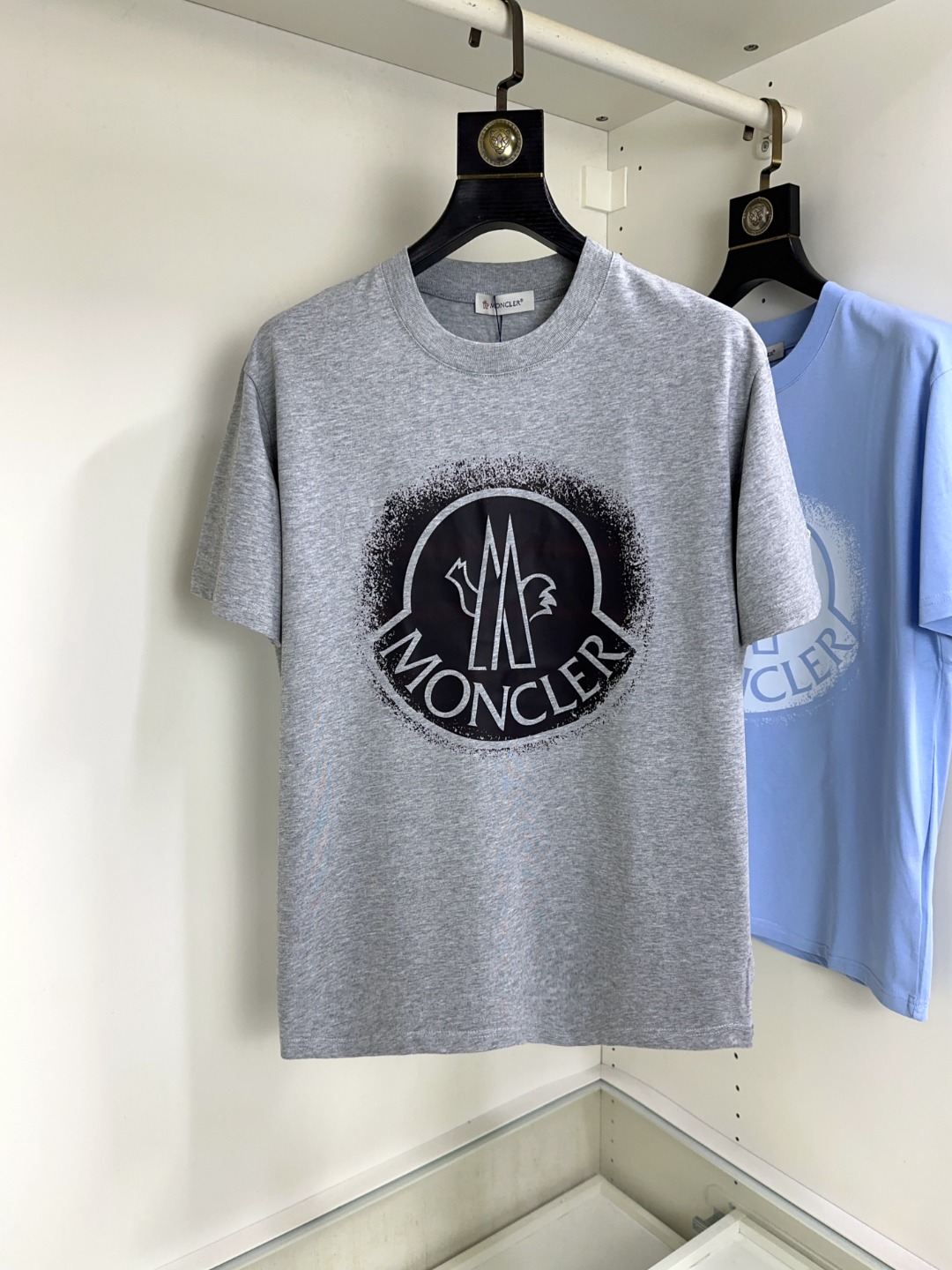 NO:475037,Moncler masked top round neck casual short sleeve high-end custom versatile styles that anyone can easily control. The fabric is fully customized craftsmanship, the latest logo design of the luxurious classic brand on the chest, which is very high-end and must be entered if you understand the goods!  The style and tailoring are slim styles, which are very exquisite, showing aura and highlighting the exquisiteness of business men. This is the unique feature, the right slim fit, and the upper body effect is very good!  Size S-XL can wear 190 catties, Moncler, T-shirt, alexander wang19860909Moncler 蒙口 顶级圆领休闲短袖高级定制百搭款式 任何人都可以轻松驾驭 面料全订制工艺 胸前奢华经典品牌最新logo设计,非常显档次懂货的必须入！版型剪裁属于修身款 非常精致,显气场,又会凸显商务男士的精致,这就是独到之处,恰到好处的修身,上身效果非常赞！尺码S-XL 可穿190斤,,Moncler,T-shirt,alexander wang,Men's clothing