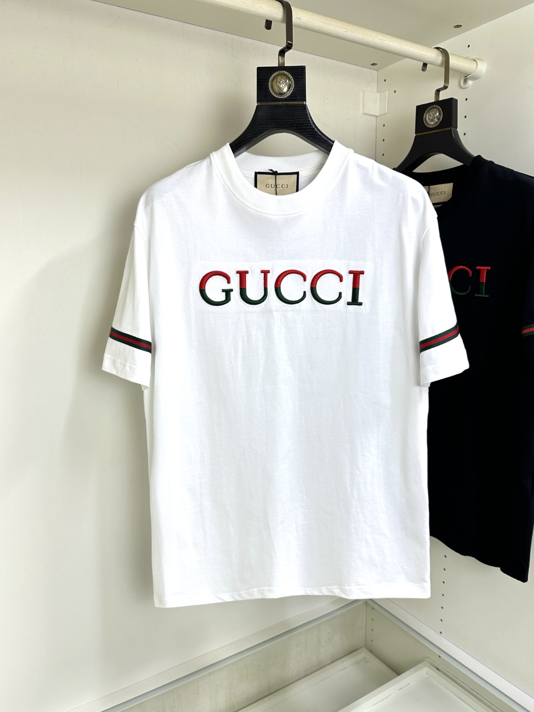 NO:472761,Gucci Gucci Fat Brother Gospel Maximum XL can wear 200 kilograms high-end version, top round neck casual short sleeve high-end custom versatile style, anyone can easily control it, full custom fabric craftsmanship, the latest logo design of the luxurious classic brand on the chest, very high-end, those who understand goods must enter!  The style and tailoring are slim styles, which are very exquisite, showing aura and highlighting the exquisiteness of business men. This is the unique feature, the right slim fit, and the upper body effect is very good!  Size XS-XL (counter code is equivalent to M-3XL), gucci, T-shirt, alexander wang19860909Gucci 古奇 胖哥福音最大XL可穿200斤高版本 顶级圆领休闲短袖高级定制百搭款式 任何人都可以轻松驾驭 面料全订制工艺 胸前奢华经典品牌最新logo设计,非常显档次懂货的必须入！版型剪裁属于修身款 非常精致,显气场,又会凸显商务男士的精致,这就是独到之处,恰到好处的修身,上身效果非常赞！尺码XS-XL（专柜码等同M-3XL）,,gucci,T-shirt,alexander wang,Men's clothing