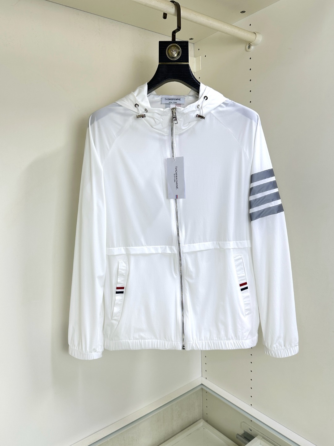 NO:460554,TB Tom Bran's new spring and summer sun protection suit, hooded with high-value and high-end style, classic pocket design on the chest. Original waterproof outdoor professional fabric. High-tech polyester fiber, three-dimensional cut, all high-end seamless edges inside, the upper body effect is very good; versatile style, create a variety of shapes at will... versatile and stylish; simple and high-end, highly recognizable, high-end and elegant. A jacket suitable for various occasions. M-3XL,, jackets & coats, jackets & coats, hats, alexander wang19860909TB汤姆布兰新款春夏款防晒服,连帽设高颜值高配款,胸口经典口袋设计.原版防水户外专业面料.高科技聚酯纤维,立体裁剪,内里全部高端无缝包边,上身效果非常棒；百搭款,随心所欲打造多变的造型…百搭有型；简单高级,辨识度极高,高端大气.适合各种场合穿搭的一款夹克外套.码数M-3XL,,jackets & coats,jackets & coats,hats,alexander wang,Men's clothing