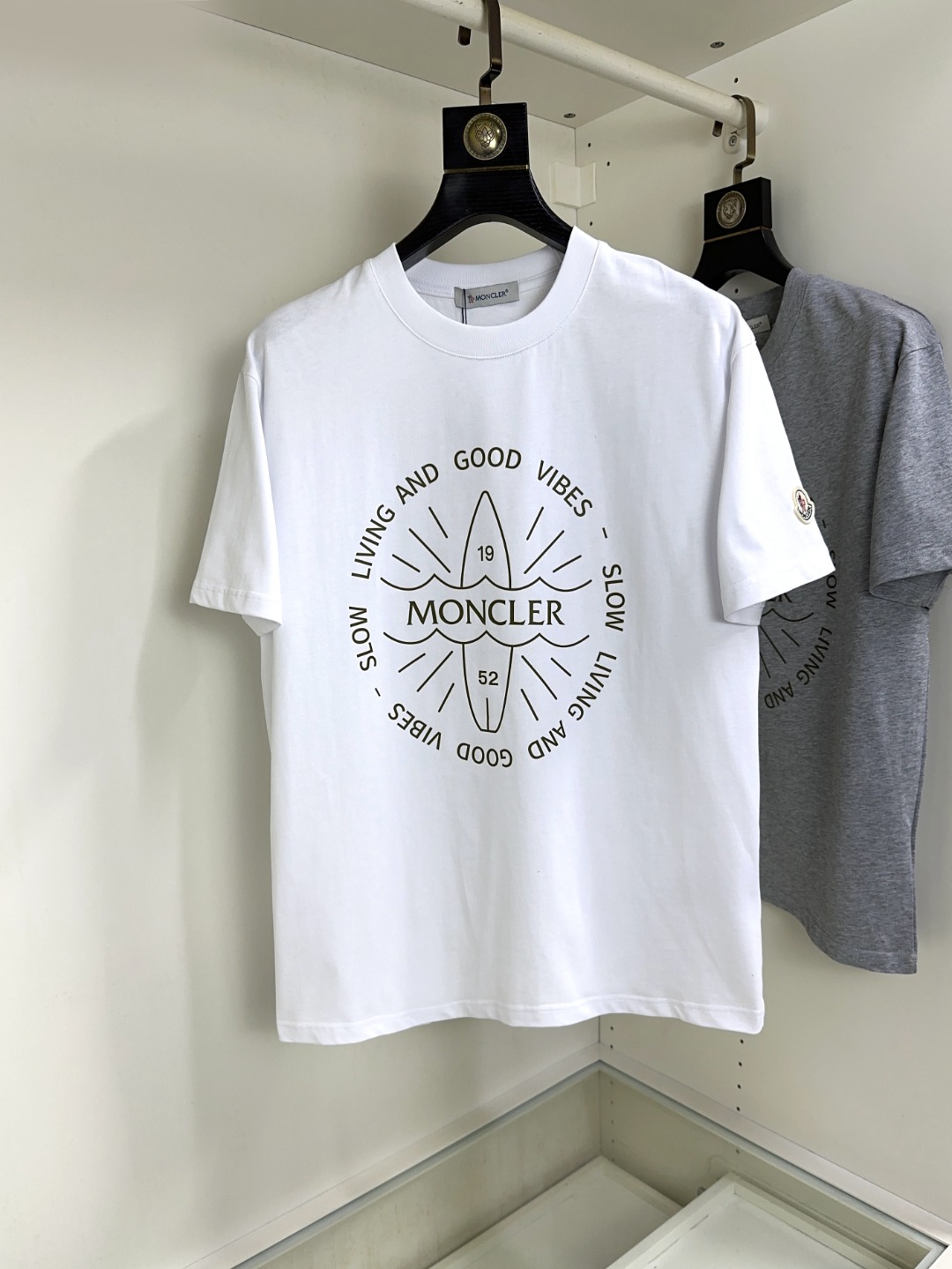 NO:463132,Moncler masked top round neck casual short sleeve high-end custom versatile styles that anyone can easily control. The fabric is fully customized craftsmanship, the latest logo design of the luxurious classic brand on the chest, which is very high-end and must be entered if you understand the goods!  The style and tailoring are slim styles, which are very exquisite, showing aura and highlighting the exquisiteness of business men. This is the unique feature, the right slim fit, and the upper body effect is very good!  Size S-XL can wear 190 catties, Moncler, T-shirt, alexander wang19860909Moncler 蒙口 顶级圆领休闲短袖高级定制百搭款式 任何人都可以轻松驾驭 面料全订制工艺 胸前奢华经典品牌最新logo设计,非常显档次懂货的必须入！版型剪裁属于修身款 非常精致,显气场,又会凸显商务男士的精致,这就是独到之处,恰到好处的修身,上身效果非常赞！尺码S-XL 可穿190斤,,Moncler,T-shirt,alexander wang,Men's clothing