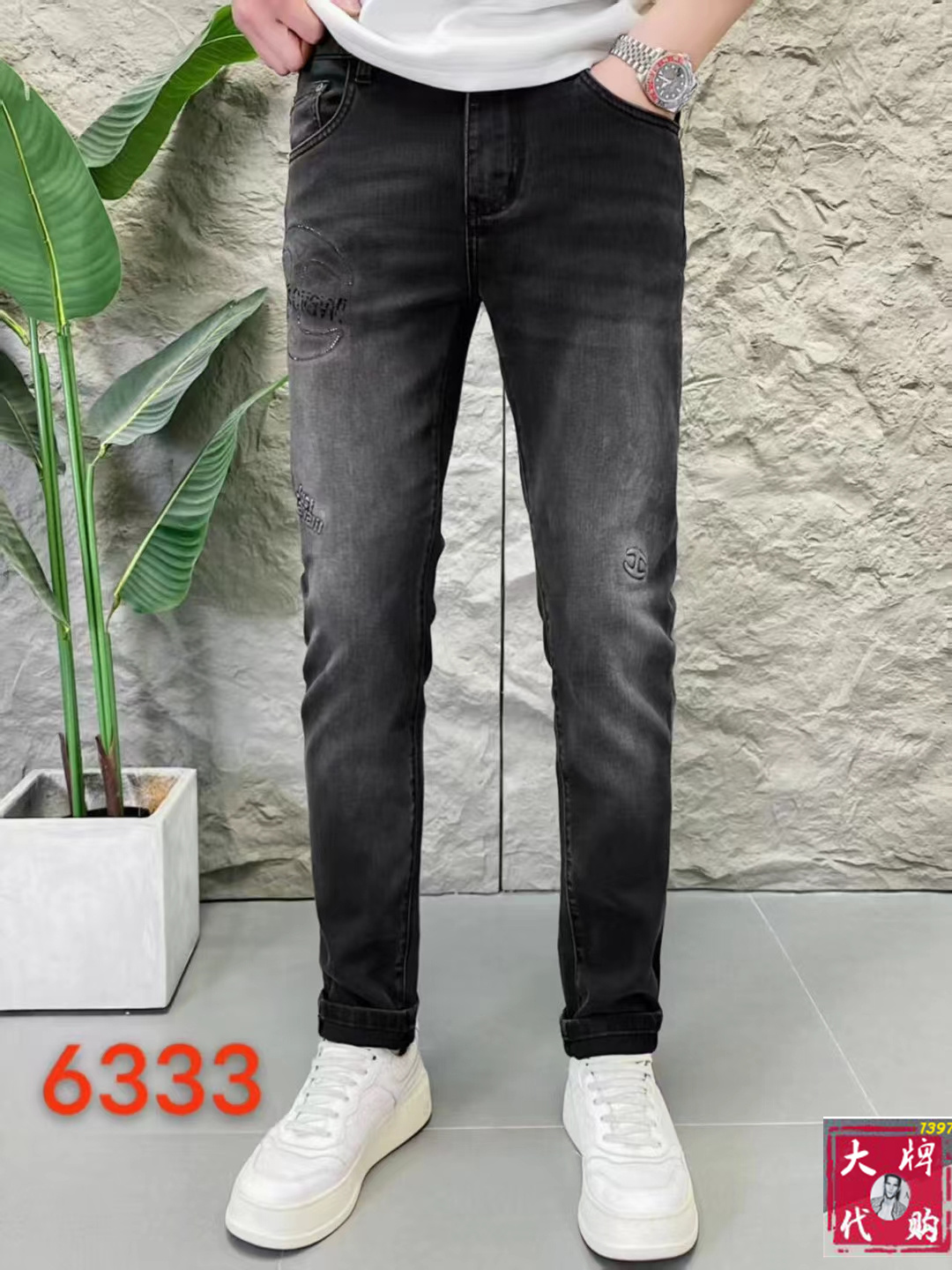 NO:463151,Cavalli Men's jeans original original cloth original wash water!  Imported original wash elastic fabrics, complex handicrafts superimposed, any wash process will become a completely different color effect after a few more seconds, so it is more precious, especially long-lasting and odor-resistant... Use the best tannin elastic texture, genuine leather leather cards, high-quality metal accessories... to create a unique and original jeans style!  Original hardware and accessories, super positive style, comfortable and breathable, extremely high grade, counter quality, and handsome upper body. Number of 29-38, jeans, alexander wang19860909卡瓦利 男士牛仔裤原厂原布原洗水！进口原版水洗弹力面料,复杂的手工艺叠加,任何一个洗水环节多停留几秒都会变成完全不一样的颜色效果,所以越加珍贵,特别持久、耐味…… 选用上乘的丹宁弹力质感,真皮皮牌、高定的金属辅料……打造出独特及原创的牛仔裤款型！原版五金辅料,版型超正,舒适透气,档次极高,专柜品质,上身帅气十足.码数29-38,,jeans,alexander wang,Men's clothing