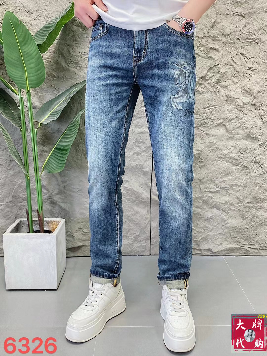 NO:463174,Burberry Men's Jeans Original Original Clothing Original Wash Water!  Imported original wash elastic fabrics, complex handicrafts superimposed, any wash process will become a completely different color effect after a few more seconds, so it is more precious, especially long-lasting and odor-resistant... Use the best tannin elastic texture, genuine leather leather cards, high-quality metal accessories... to create a unique and original jeans style!  Original hardware accessories, super positive style, comfortable and breathable, extremely high grade, counter quality, and handsome upper body. Number of codes 29-38, burberry, burberry, jeans, alexander wang19860909Burberry 巴宝莉 男士牛仔裤原厂原布原洗水！进口原版水洗弹力面料,复杂的手工艺叠加,任何一个洗水环节多停留几秒都会变成完全不一样的颜色效果,所以越加珍贵,特别持久、耐味…… 选用上乘的丹宁弹力质感,真皮皮牌、高定的金属辅料……打造出独特及原创的牛仔裤款型！原版五金辅料,版型超正,舒适透气,档次极高,专柜品质,上身帅气十足.码数29-38,,burberry,burberry,jeans,alexander wang,Men's clothing