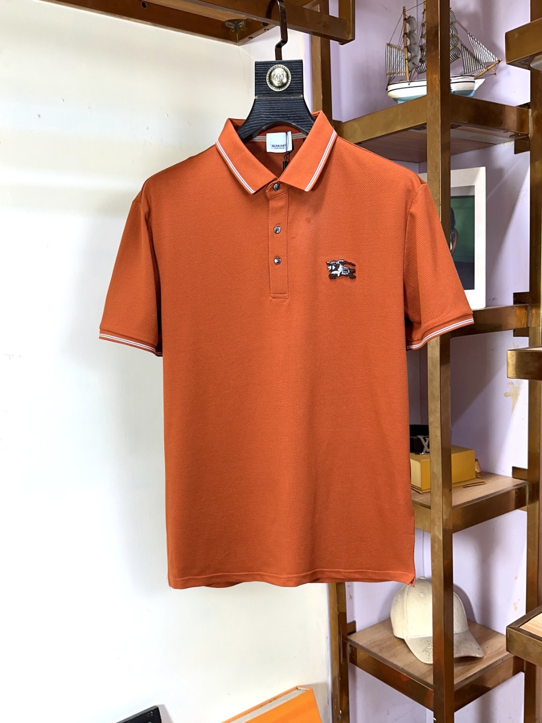 NO:463215,Burberry Burberry Fat Brother Gospel 4XL can wear 200 catties full-quality order business casual lapel short sleeves make the overall upper body feel. Business casual and stylish while business casual, belongs to a light business casual design, allowing you to easily control different occasions. The combination style, fabric is made of cotton Judy material, mercerized to give the surface a warm and shiny feeling. The upper body is high-end, comfortable, skin-friendly, breathable, and is a very practical wear for daily commuting and leisure. Full-quality orders. Number of codes M-4XL (maximum wear to 200 catties), burberry, burberry, T-shirt, alexander wang19860909Burberry 巴宝莉 胖哥福音4XL可穿200斤全品全品相订单商务休闲翻领短袖 让整体上身感 商务休闲的同时 时尚有型 属于轻商务休闲设计 让您轻松驾驭不同场合. 合体的版型,面料采用全棉朱迪材质,丝光处理 让表面有着温润的光泽感 上身高档的同时 舒适,亲肤,透气好,平时通勤休闲都很实穿的一款 全品相订单 码数 M-4XL（最大穿到200斤）,,burberry,burberry,T-shirt,alexander wang,Men's clothing