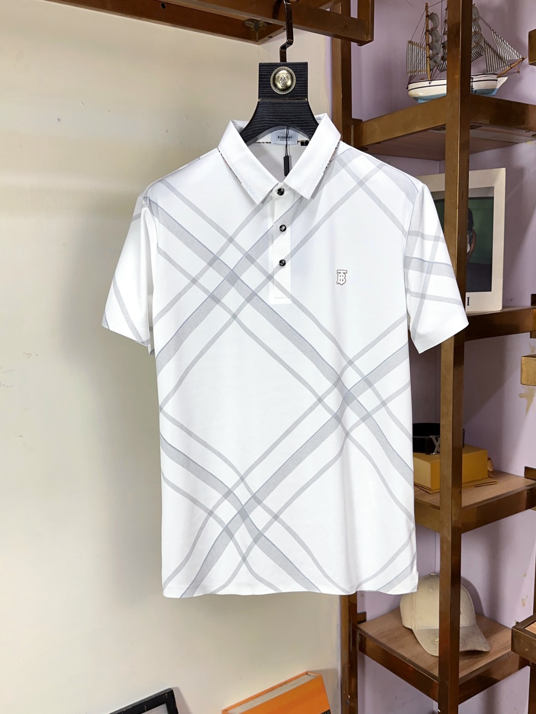 NO:463205,Burberry Burberry Fat Brother Gospel 4XL can wear 200 catties full-quality order business casual lapel short sleeves make the overall upper body feel. Business casual and stylish while business casual, belongs to a light business casual design, allowing you to easily control different occasions. The combination style, fabric is made of cotton Judy material, mercerized to give the surface a warm and shiny feeling. The upper body is high-end, comfortable, skin-friendly, breathable, and is a very practical wear for daily commuting and leisure. Full-quality orders. Number of codes M-4XL (maximum wear to 200 catties), burberry, burberry, T-shirt, alexander wang19860909Burberry 巴宝莉 胖哥福音4XL可穿200斤全品全品相订单商务休闲翻领短袖 让整体上身感 商务休闲的同时 时尚有型 属于轻商务休闲设计 让您轻松驾驭不同场合. 合体的版型,面料采用全棉朱迪材质,丝光处理 让表面有着温润的光泽感 上身高档的同时 舒适,亲肤,透气好,平时通勤休闲都很实穿的一款 全品相订单 码数 M-4XL（最大穿到200斤）,,burberry,burberry,T-shirt,alexander wang,Men's clothing