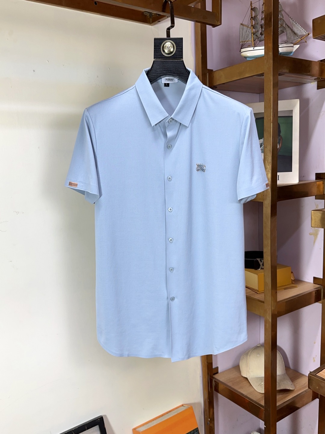 NO:463193,Burberry Burberry Fat Brother Gospel 4XL can wear 200 catties full-quality order business casual lapel short sleeves make the overall upper body feel. Business casual and stylish while business casual, belongs to a light business casual design, allowing you to easily control different occasions. The combination style, fabric is made of cotton Judy material, mercerized to give the surface a warm and shiny feeling. The upper body is high-end, comfortable, skin-friendly, breathable, and is a very practical wear for daily commuting and leisure. Full-quality orders. Number of codes M-4XL (maximum wear to 200 catties), burberry, burberry, T-shirt, alexander wang19860909Burberry 巴宝莉 胖哥福音4XL可穿200斤全品全品相订单商务休闲翻领短袖 让整体上身感 商务休闲的同时 时尚有型 属于轻商务休闲设计 让您轻松驾驭不同场合. 合体的版型,面料采用全棉朱迪材质,丝光处理 让表面有着温润的光泽感 上身高档的同时 舒适,亲肤,透气好,平时通勤休闲都很实穿的一款 全品相订单 码数 M-4XL（最大穿到200斤）,,burberry,burberry,T-shirt,alexander wang,Men's clothing