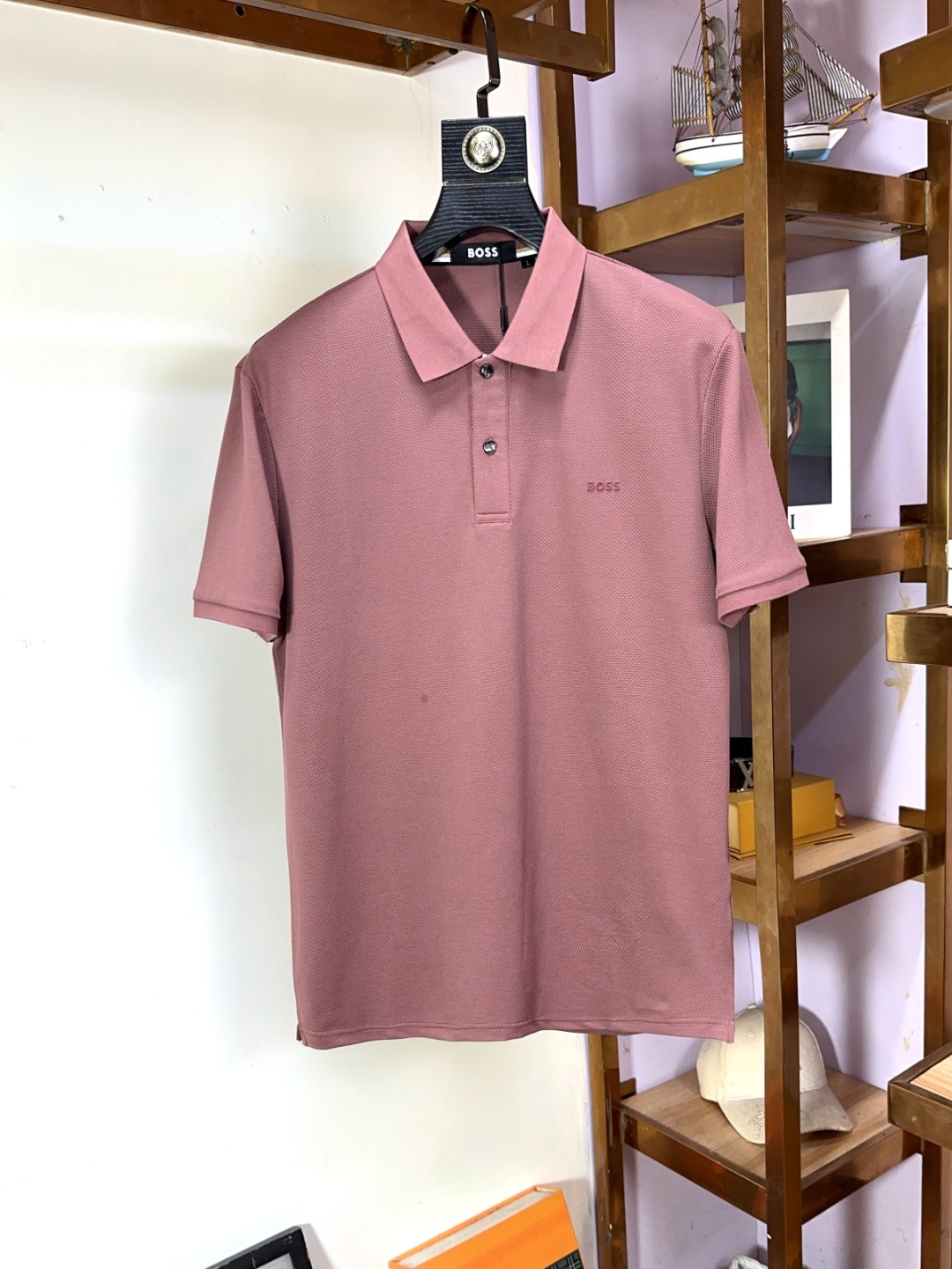 NO:463209,BOSS Boss Boss Pang Ge Gospel 4XL can wear 200 catties full-quality full-quality order business casual lapel short sleeves make the overall upper body feel. Business casual and stylish while business casual, belongs to a light business casual design, allowing you to easily control different occasions. The combination of the fitting style, the fabric is made of cotton Judy material, mercerized to give the surface a warm and luster. The upper body is high-end, comfortable, skin-friendly, breathable, and is a very practical wear for daily commuting and leisure. Full-quality order M-4XL (maximum wear to 200 catties), T-shirt, alexander wang19860909BOSS 波士 胖哥福音4XL可穿200斤全品全品相订单商务休闲翻领短袖 让整体上身感 商务休闲的同时 时尚有型 属于轻商务休闲设计 让您轻松驾驭不同场合. 合体的版型,面料采用全棉朱迪材质,丝光处理 让表面有着温润的光泽感 上身高档的同时 舒适,亲肤,透气好,平时通勤休闲都很实穿的一款 全品相订单 码数 M-4XL（最大穿到200斤）,,T-shirt,alexander wang,Men's clothing